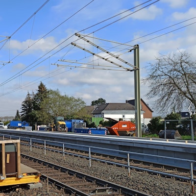 Der barrierefreie Ausbau entlang der Linie 16 ist angelaufen. Aktuell wird der Haltepunkt Widdig umgestaltet in Fahrtrichtung Köln (rechts). Auf beiden Seiten wurden Behelfshaltestellen eingerichtet.