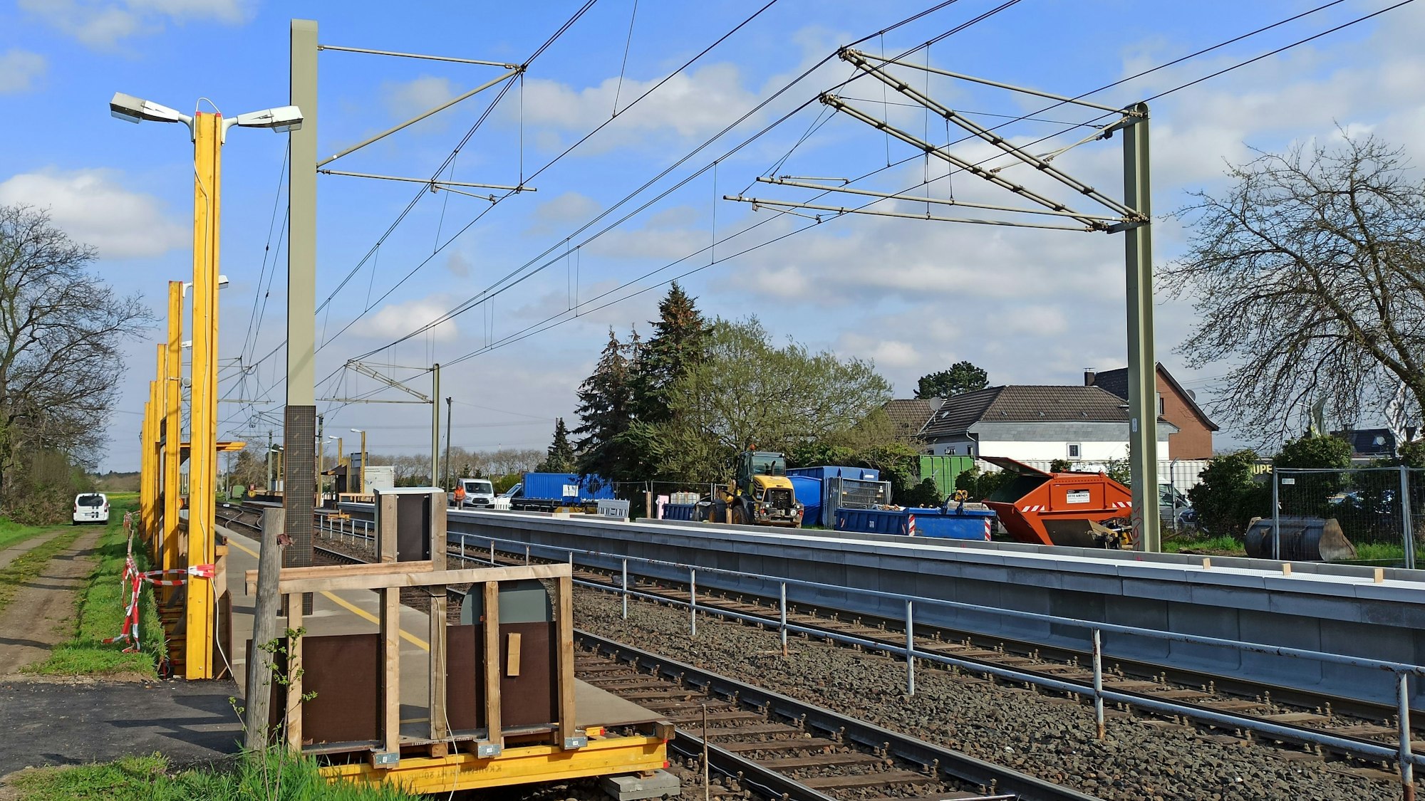 Der barrierefreie Ausbau entlang der Linie 16 ist angelaufen. Aktuell wird der Haltepunkt Widdig umgestaltet in Fahrtrichtung Köln (rechts). Auf beiden Seiten wurden Behelfshaltestellen eingerichtet.