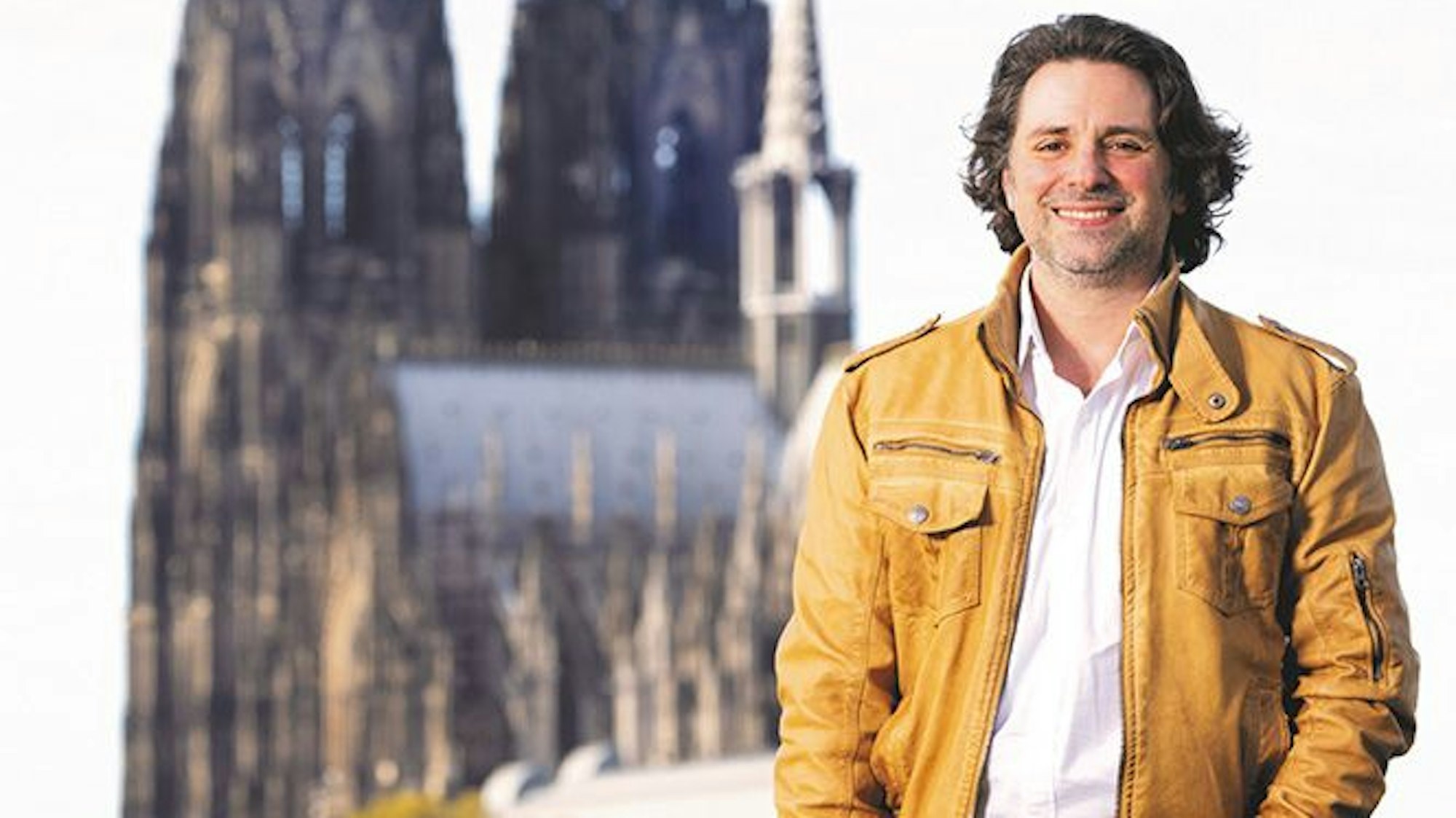 Das Cover von „Kleine Helden“ zeigt Marco Pagano vor dem Kölner Dom.