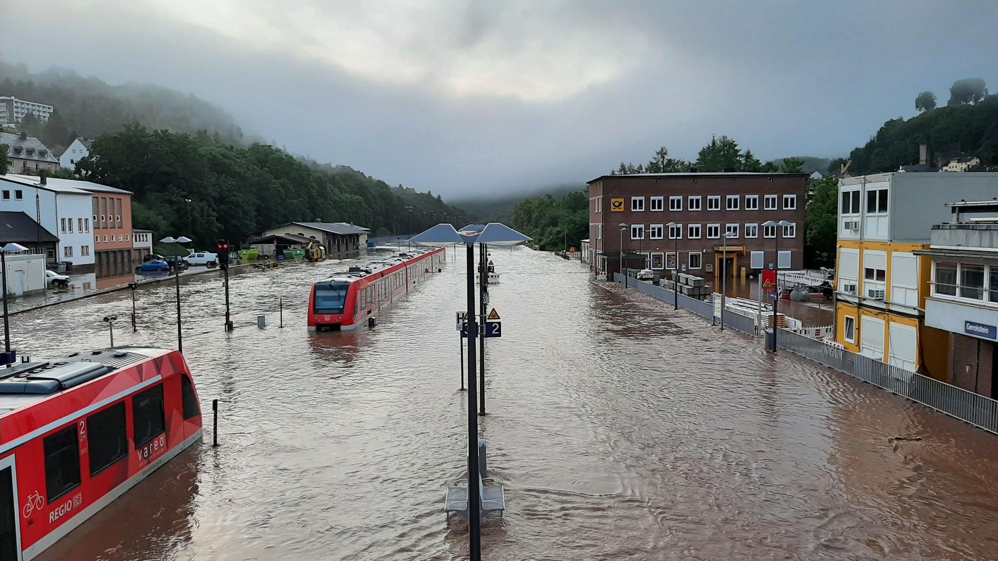 Zwei Vareo-Triebwagen standen bei der Flut 2021 im Gerolsteiner Bahnhof, als die Wassermassen kamen.