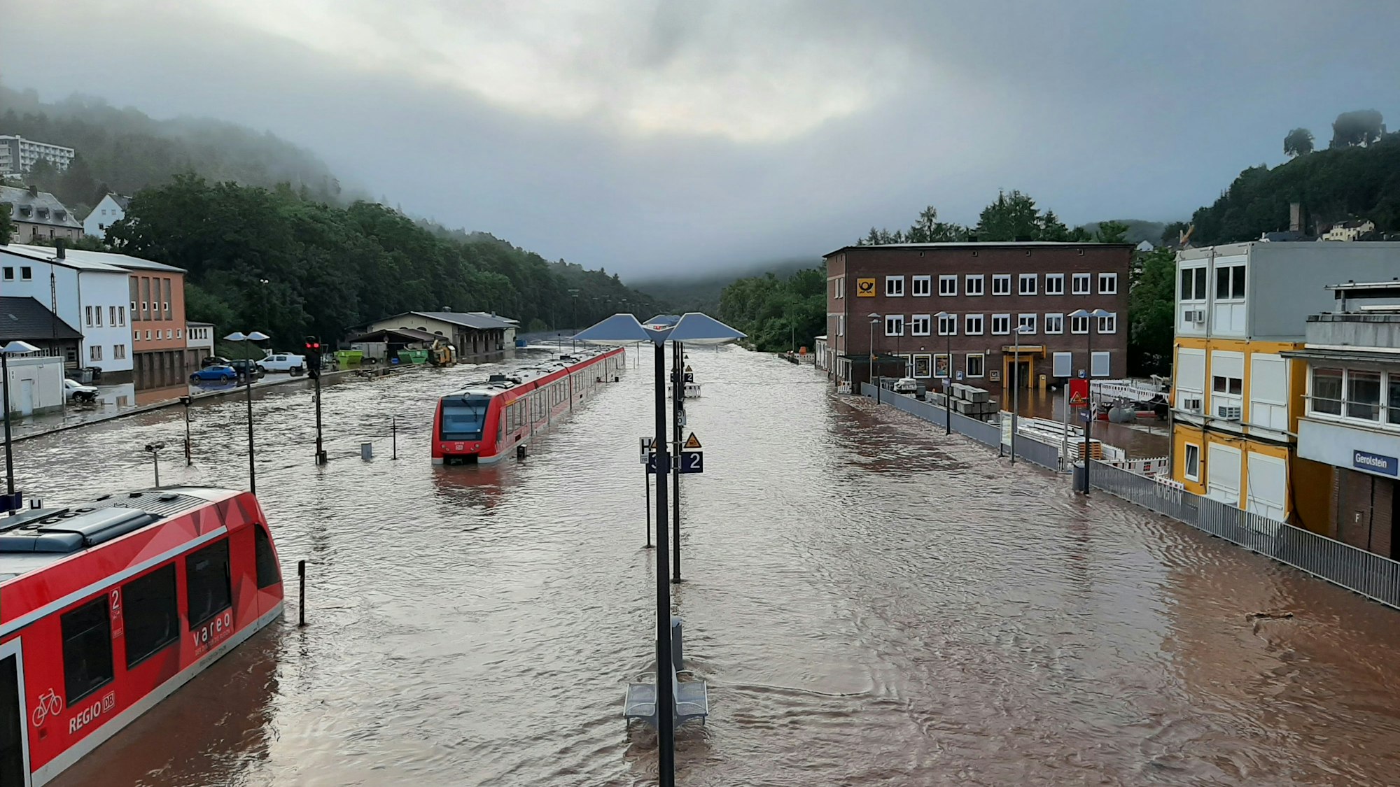 Zwei Vareo-Triebwagen standen bei der Flut 2021 im Gerolsteiner Bahnhof, als die Wassermassen kamen.