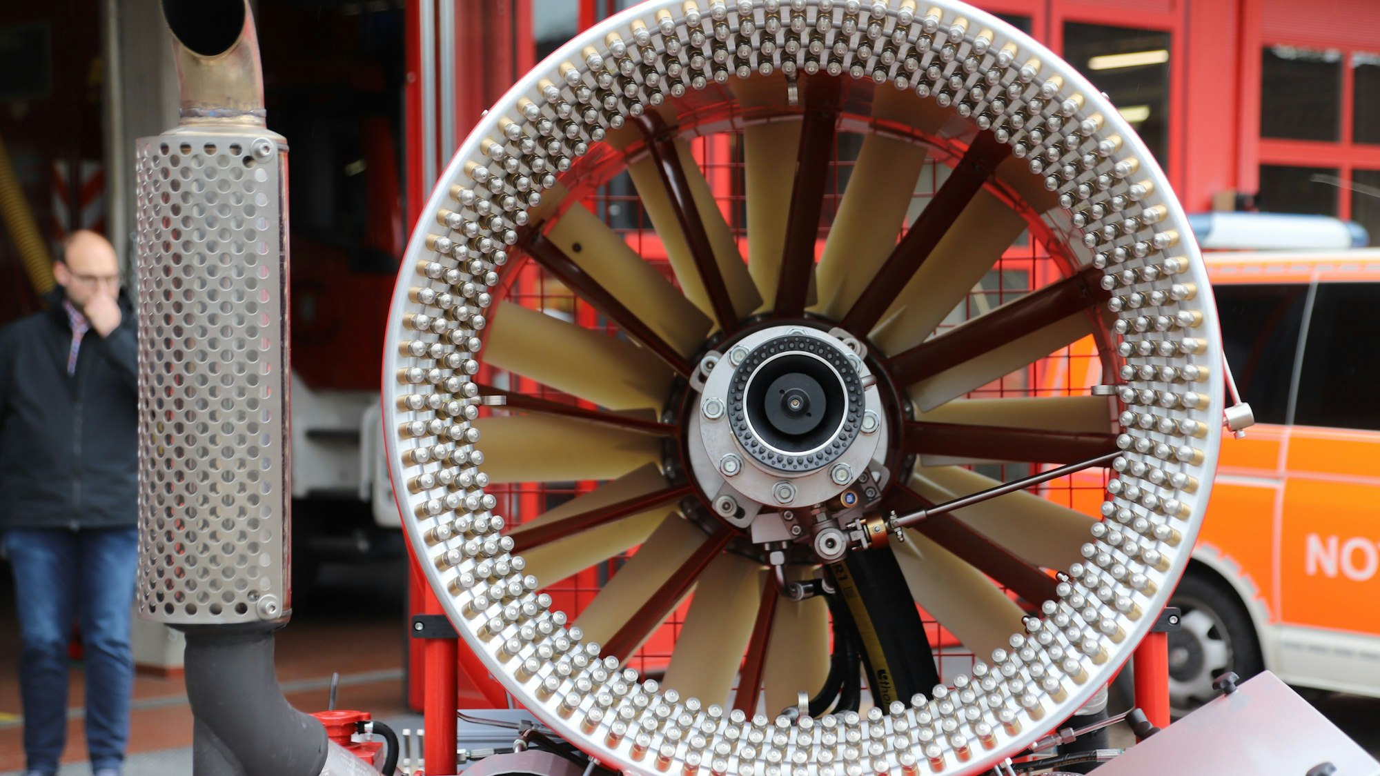 Eine große Turbine ist eingefasst von vier Reihen kleiner Düsen.