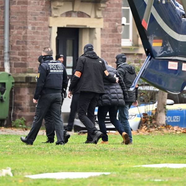07.12.2022, Baden-Württemberg, Karlsruhe: Eine Person (2.v.r.) wird von Polizisten aus einem Hubschrauber gebracht.