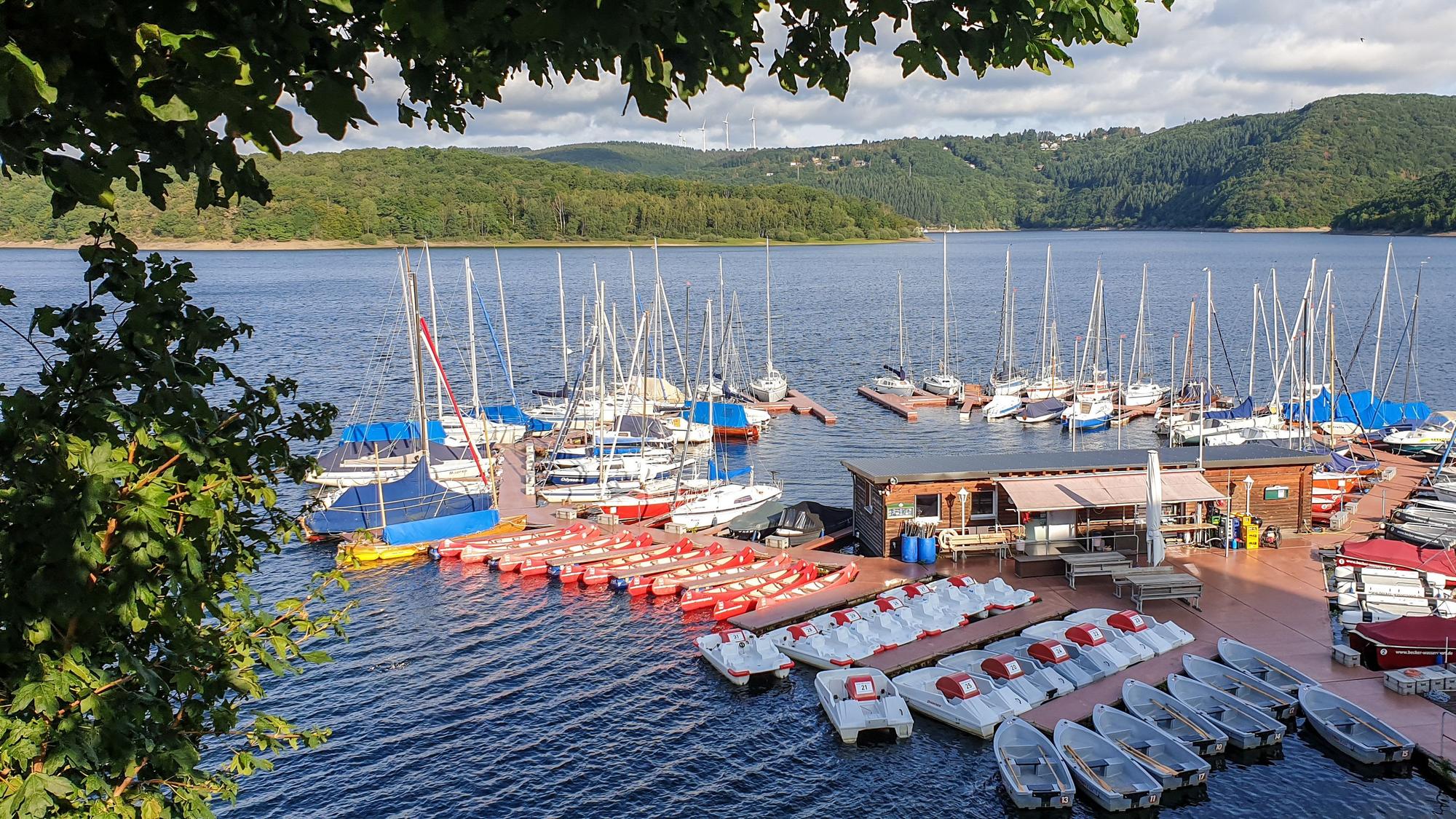 Segelboote an einer Steganlage am Rursee bei Schwammenauel (Nähe Staumauer)