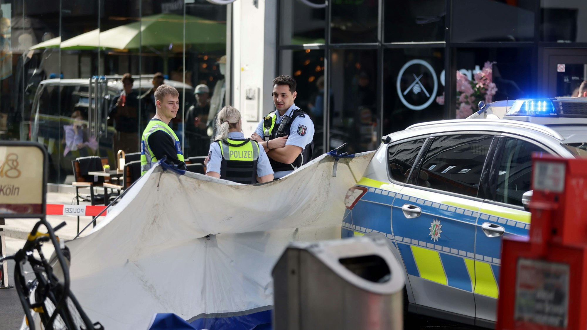 Einsatzkräfte der Polizei auf der Kölner Ehrenstraße.