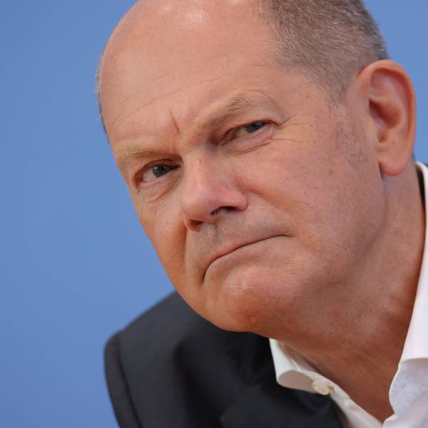 Scholz im Großformat, er schaut verwundert in eine Richtung.