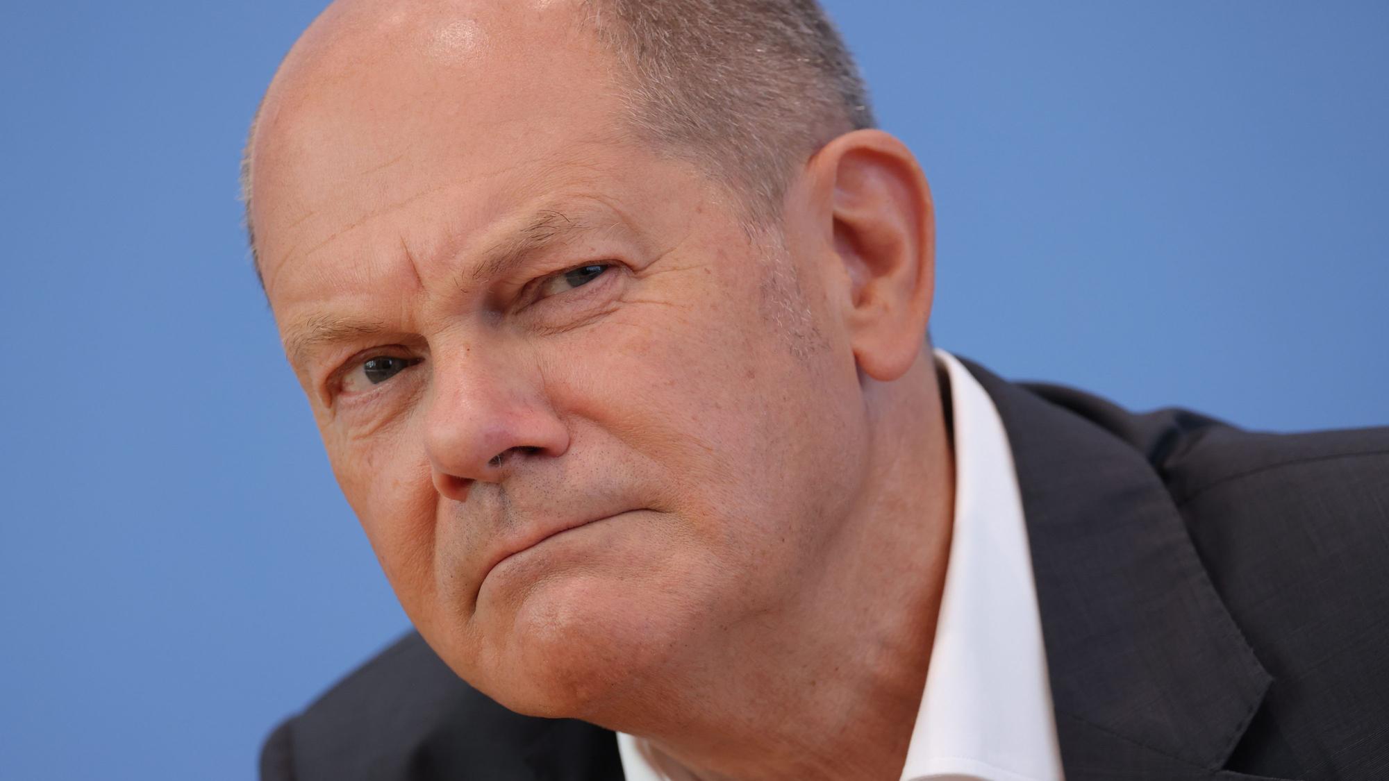 Scholz im Großformat, er schaut verwundert in eine Richtung.