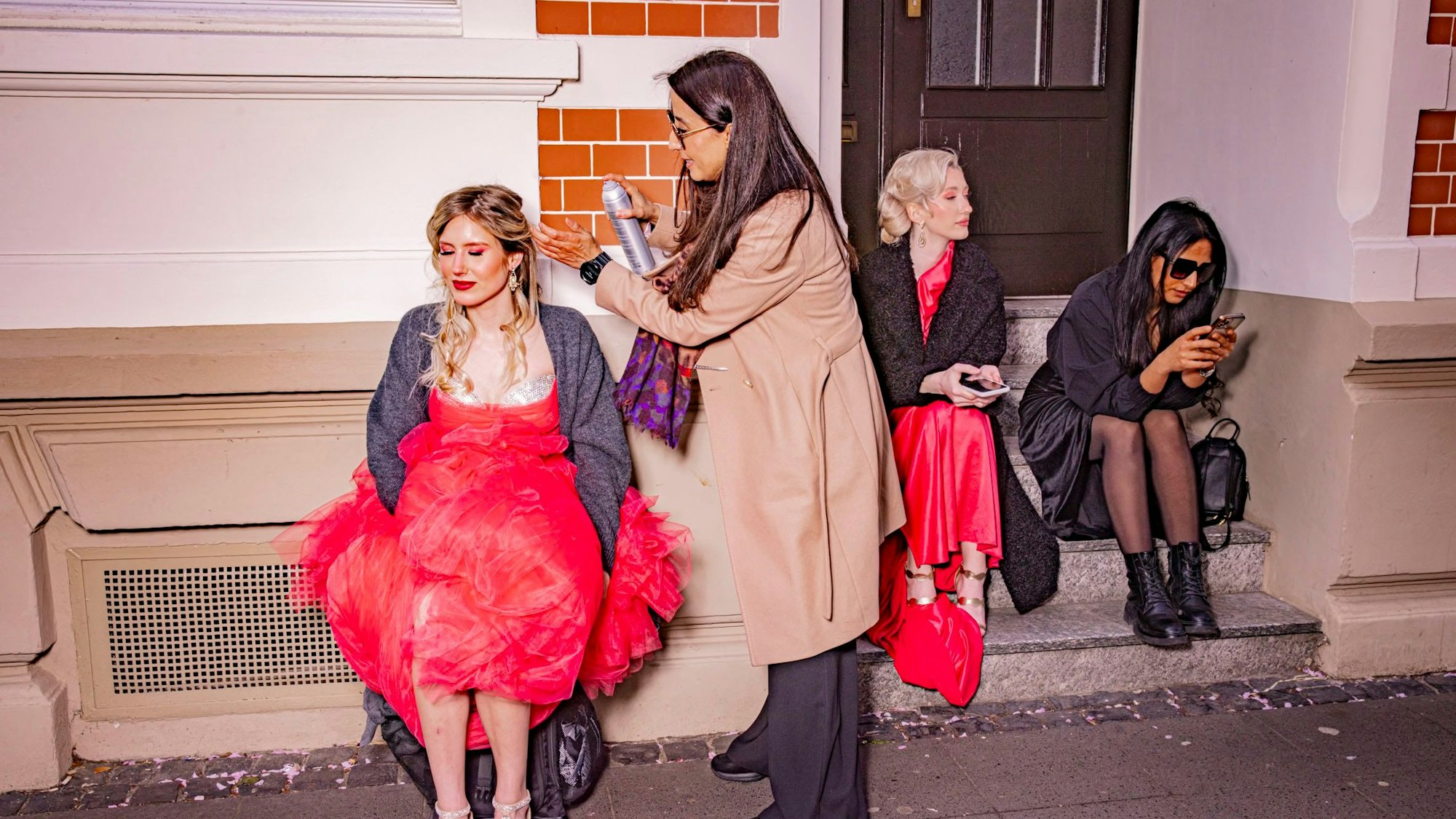 Die Stylistin Nisrin Mahhi sprüht Haarfestiger auf die Frisur eines Models.