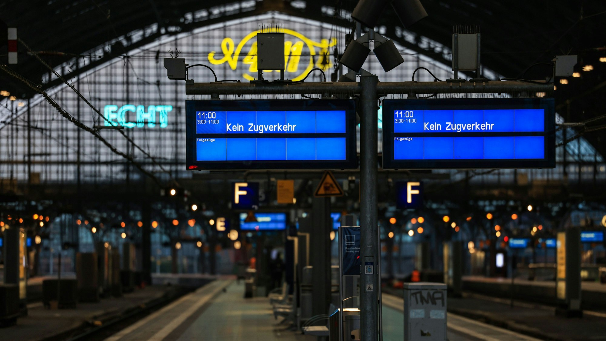 Der Bahnsteig im Hauptbahnhof ist leer, auf den Anzeigetafeln steht "Kein Zugverkehr".