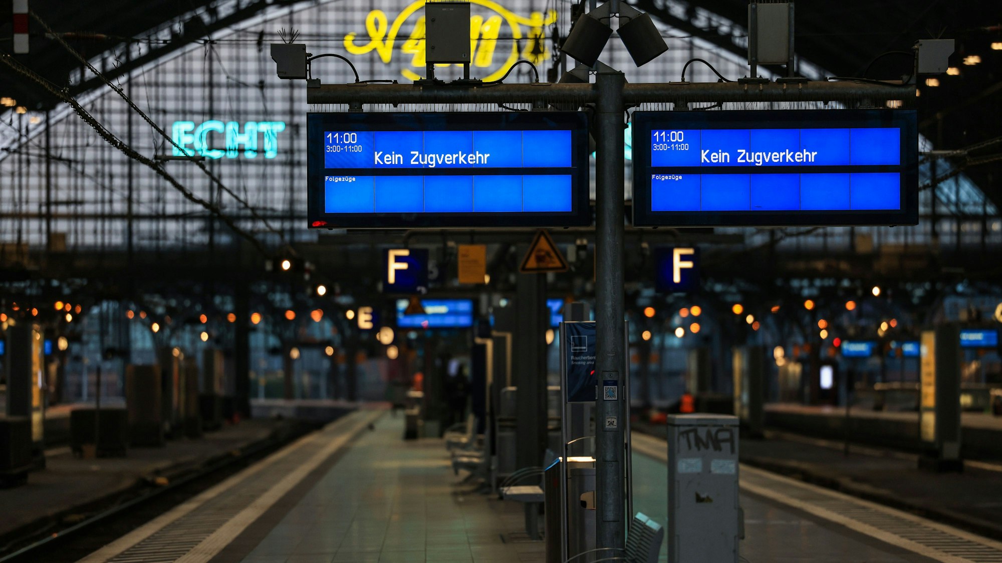 21.04.2023, Nordrhein-Westfalen, Köln: Der Bahnsteig im Hauptbahnhof ist leer, auf den Anzeigetafeln steht "Kein Zugverkehr". Mit bundesweiten Warnstreiks hat die Eisenbahn- und Verkehrsgewerkschaft EVG am Freitag Teile des öffentlichen Verkehrs lahmgelegt. Foto: Oliver Berg/dpa +++ dpa-Bildfunk +++