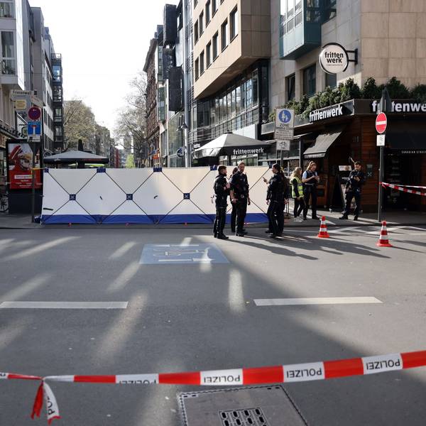 Der Messerangriff ereignete sich auf der Kölner Ehrenstraße zwischen Frittenwerk und Café Waschsalon.