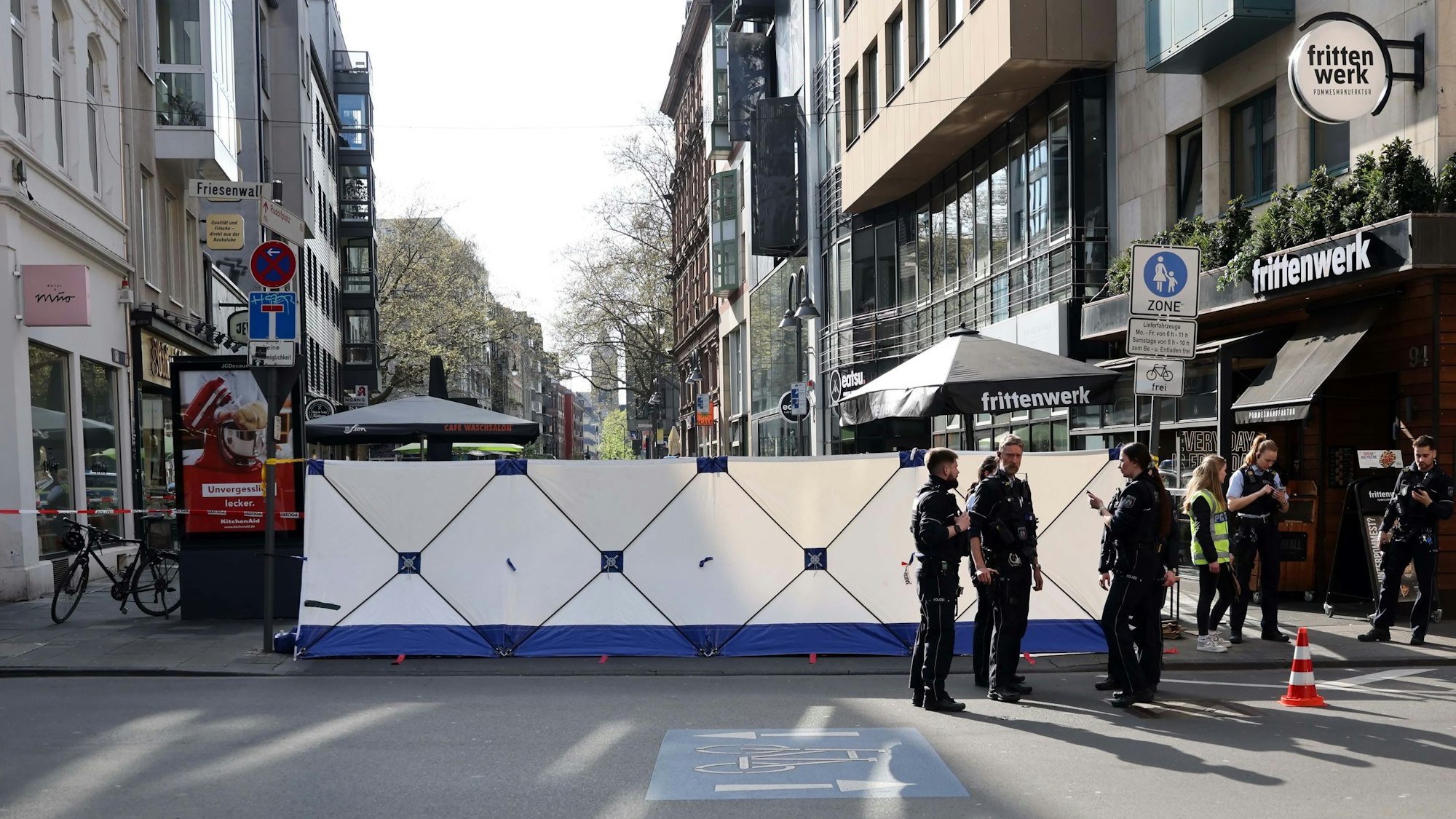 Der Messerangriff ereignete sich auf der Kölner Ehrenstraße zwischen Frittenwerk und Café Waschsalon.