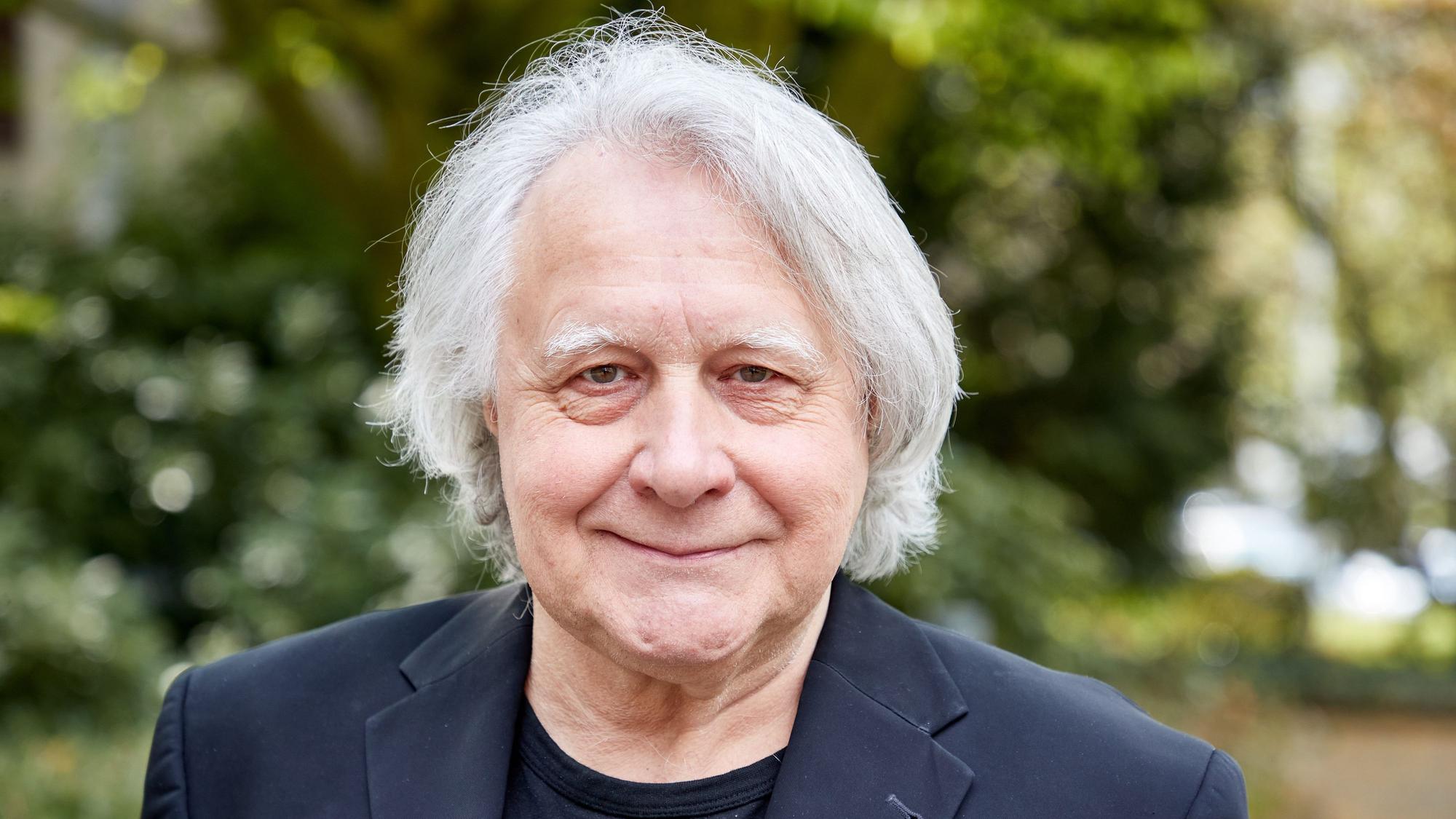 Peter Urban, Moderator und Musiker, bei einem Fototermin. Der langjährige Grand-Prix-Kommentator hält offenbar nichts von Jan Böhmermann, der gerne sein Nachfolger wäre. (Archivbild)