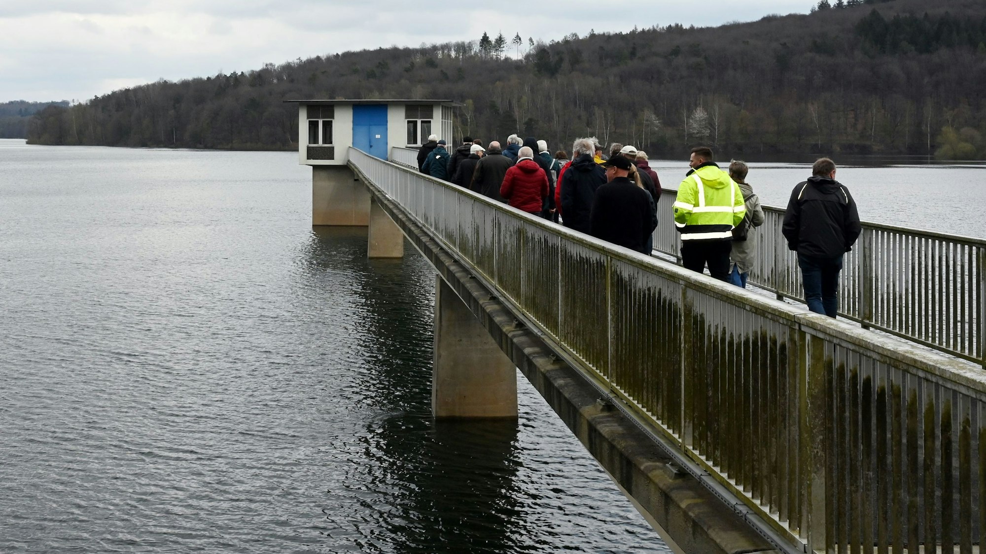 Die Besuchergruppe an der Wiehltalsperre.