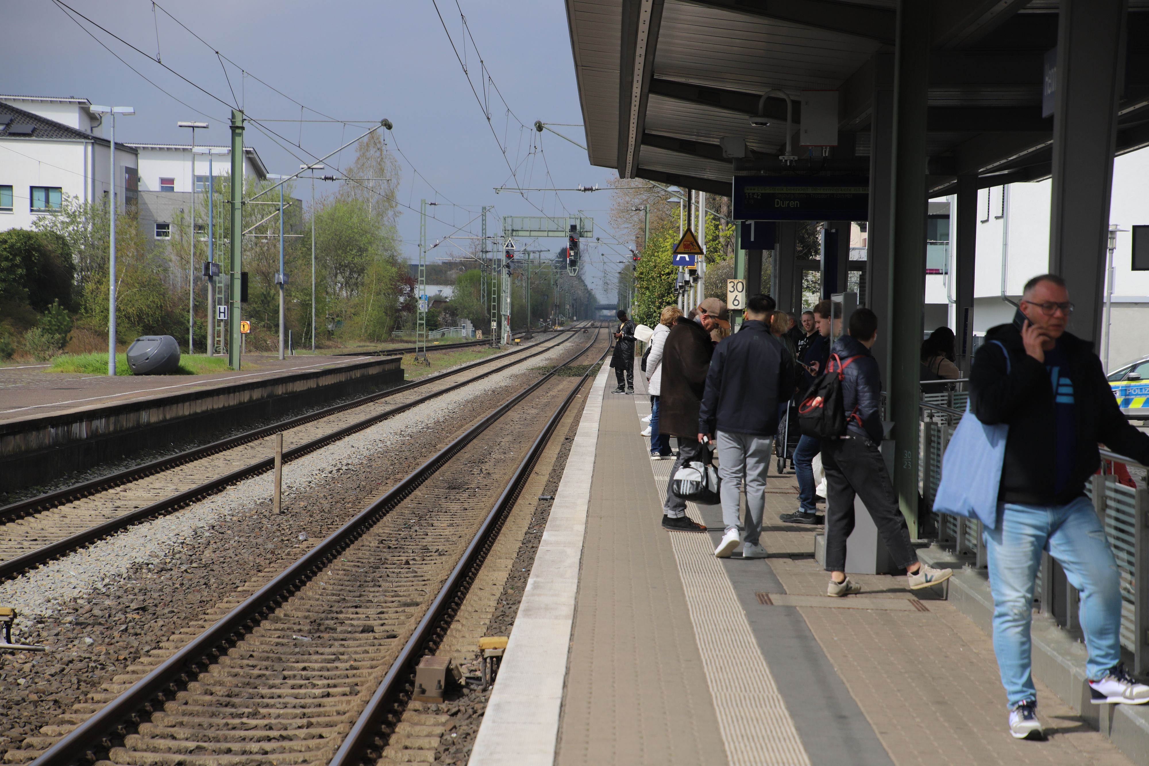 Pendler stehen an einem Bahnstreik.