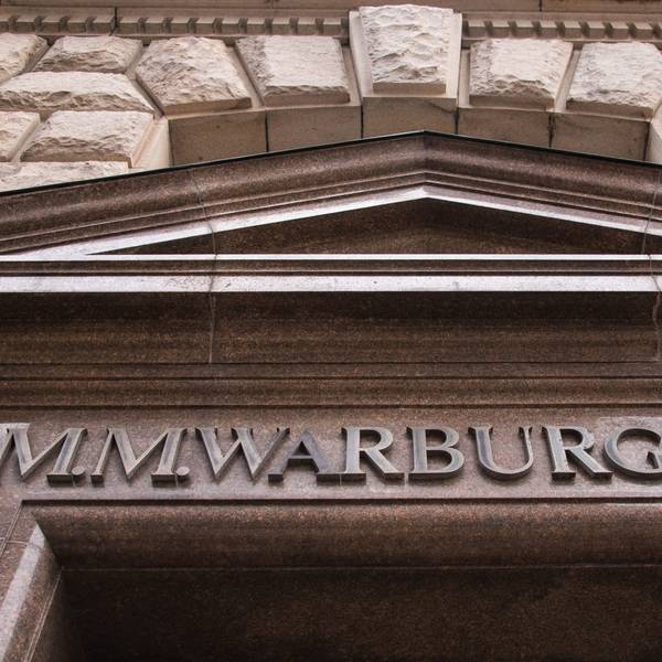 Blick auf den Eingang der Warburg-Bank in Hamburg.