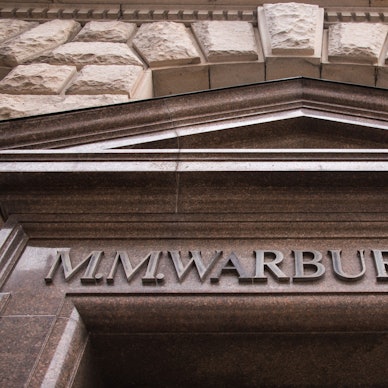 Blick auf den Eingang der Warburg-Bank in Hamburg.