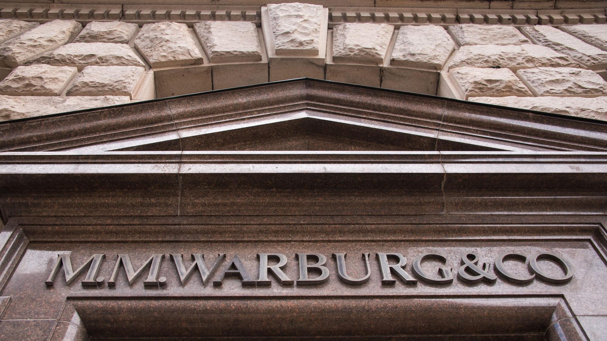 Blick auf den Eingang der Warburg-Bank in Hamburg.