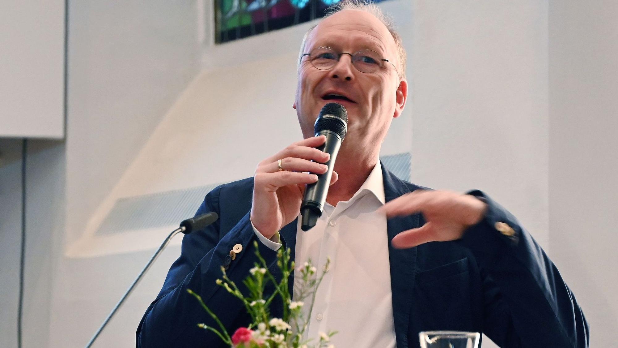 Sven Plöger spricht in Wiehl.
