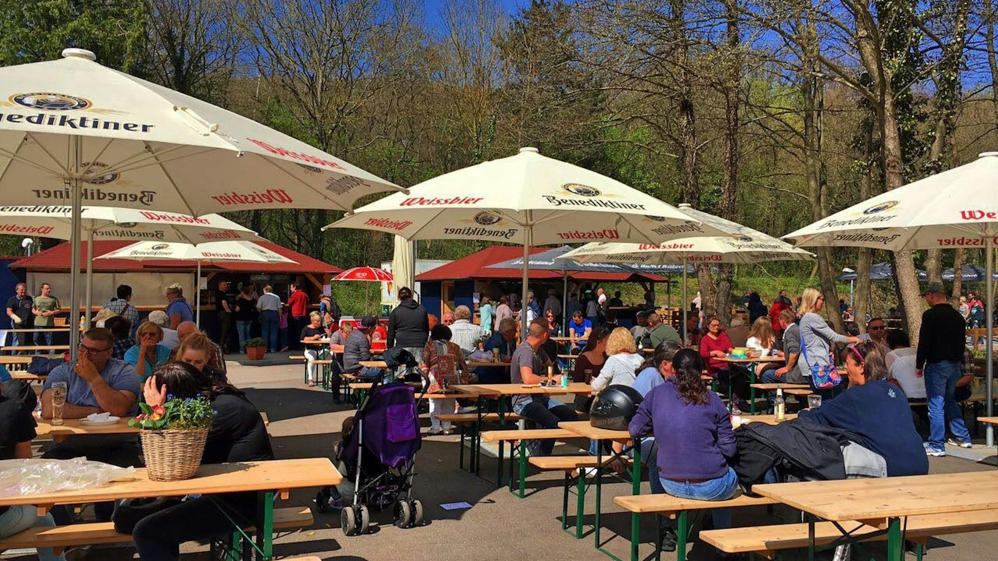 Bierbänke und Tische in der Sonne