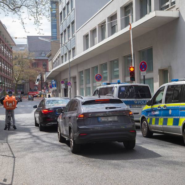 Die temporäre Ampelanlage in der Stolkgasse in der Kölner Innenstadt.