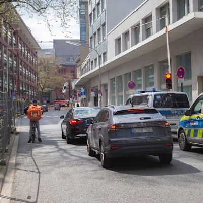 Die temporäre Ampelanlage in der Stolkgasse in der Kölner Innenstadt.