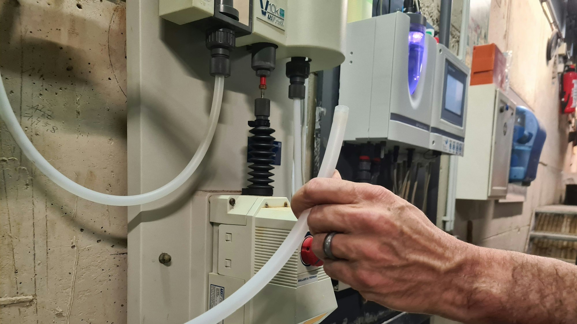 Das Bild zeigt einen Schlauch, aus dem Chlor geströmt war.