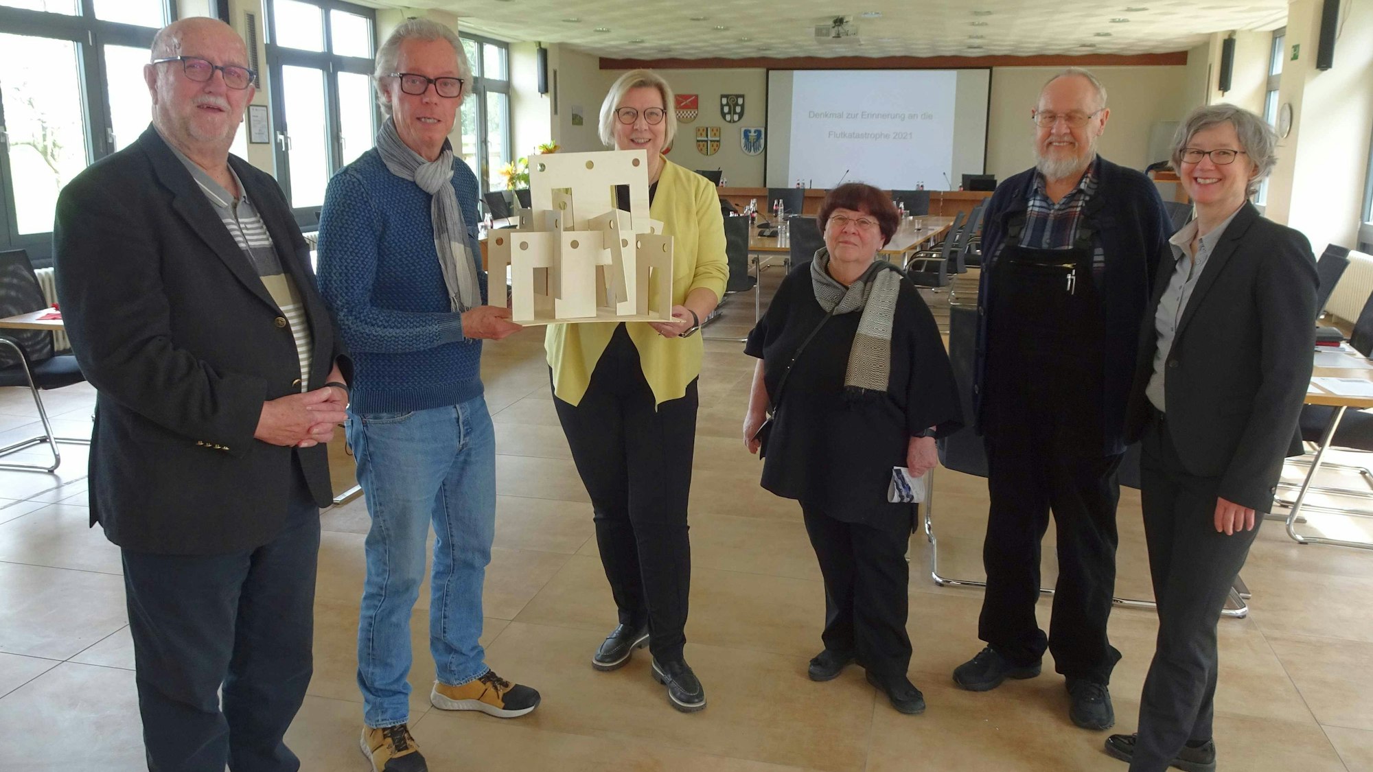 Der Künstler im Kreis der Juroren.