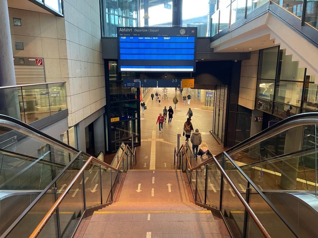 Rolltreppen, Treppen und Anzeigetafel im Siegburger Bahnhof.