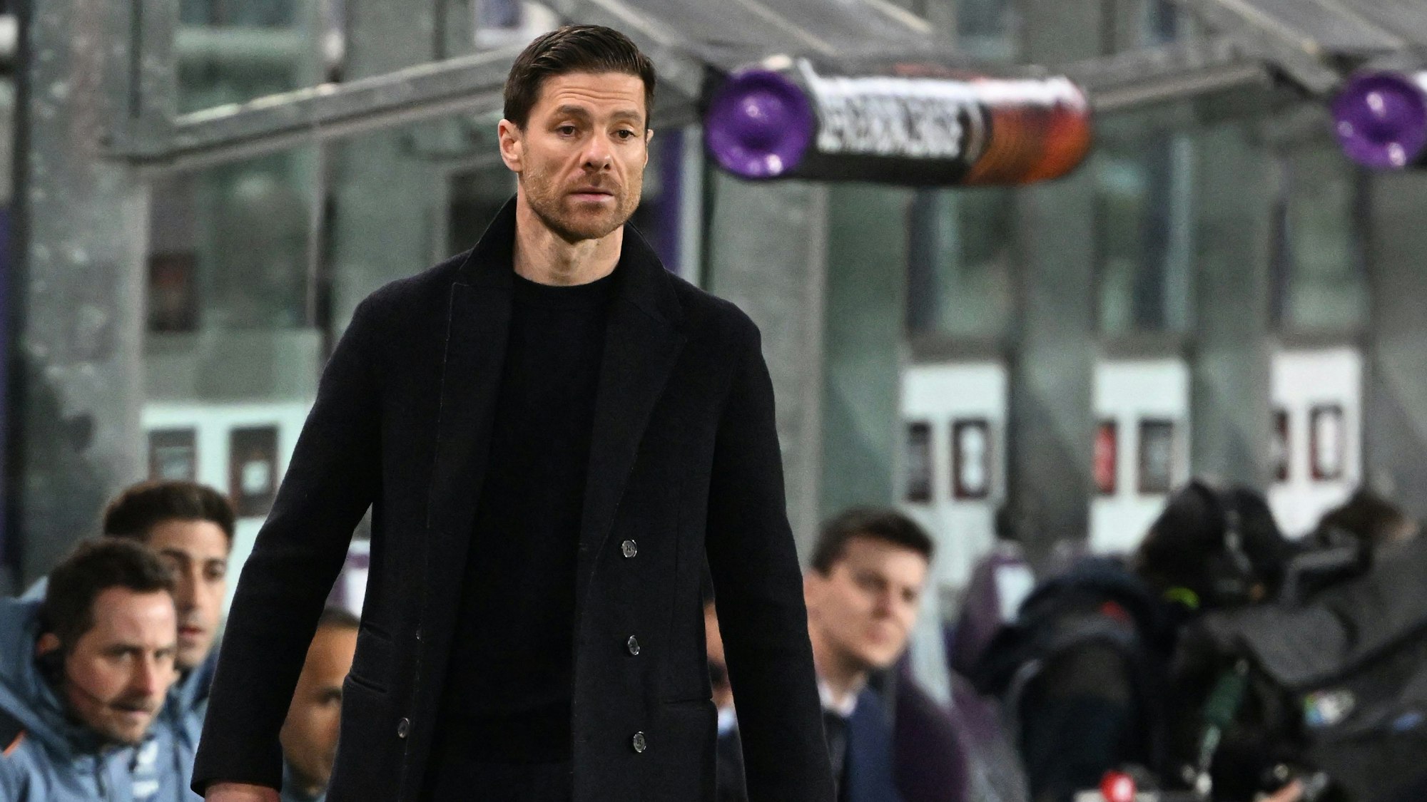 Leverkusens Trainer Xabi Alonso verfolgt die Partie beim Rückspiel in Saint Gilloise.
