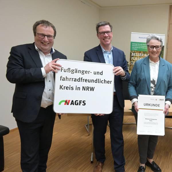 V.l. Verkehrsminister Oliver Krischer,
Landrat Stephan Santelmann, Christine Fuchs (AGFS), Elke Reichert