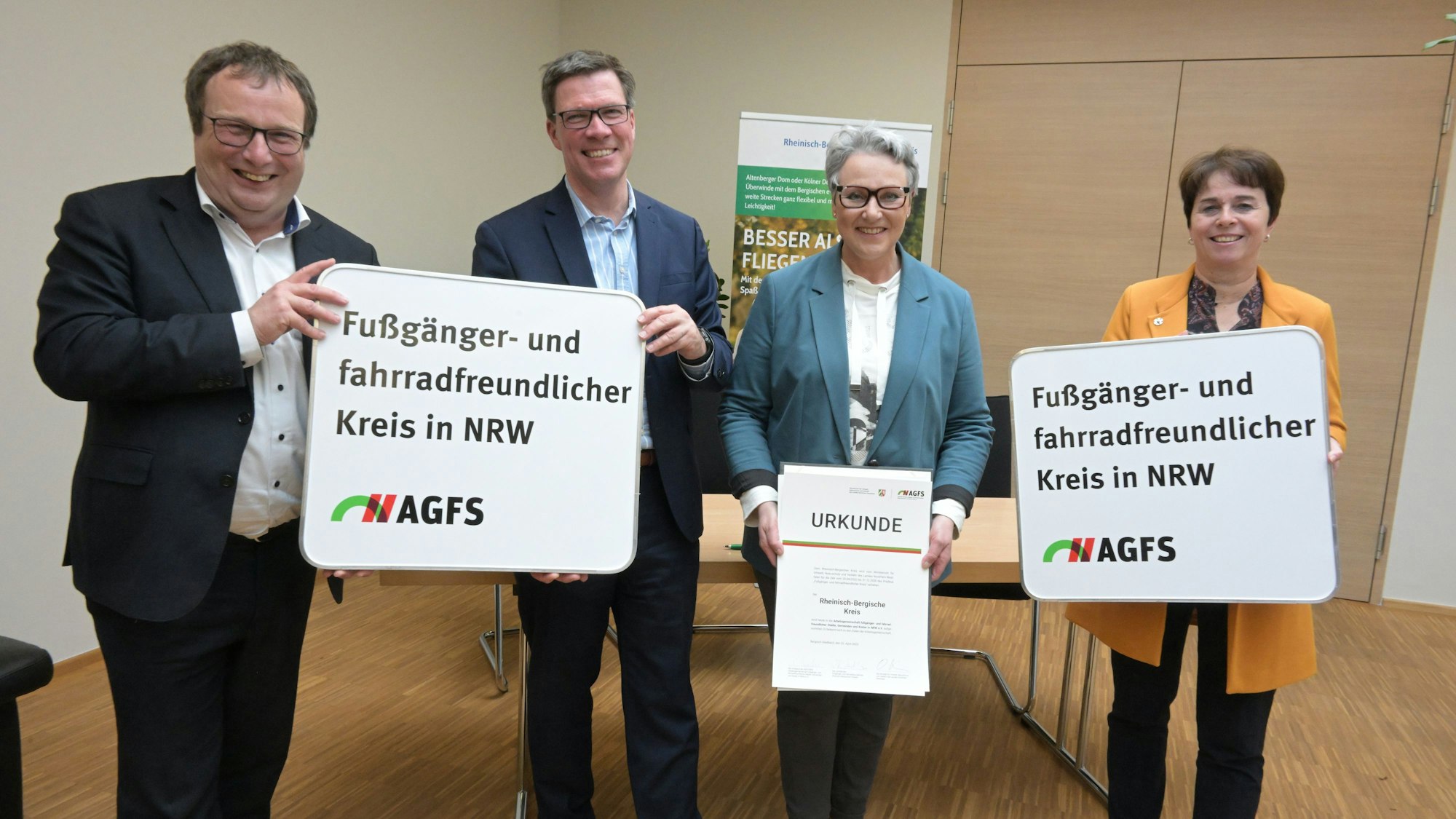 V.l. Verkehrsminister Oliver Krischer,
Landrat Stephan Santelmann, Christine Fuchs (AGFS), Elke Reichert