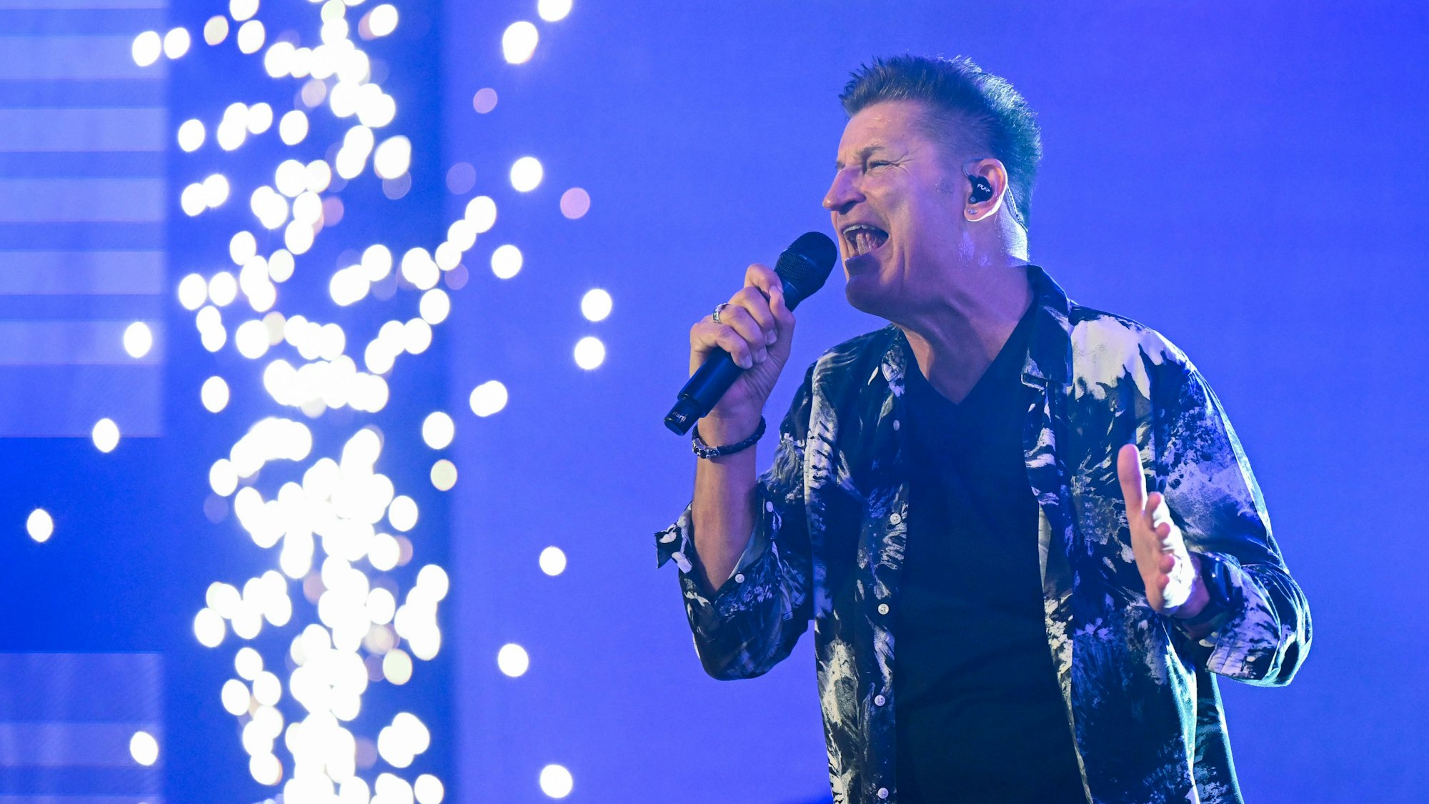 Hartmut Engler, der Sänger der Pop-Band Pur, singt bei der Generalprobe für die neue Tournee in der MHP Arena in Ludwigsburg.