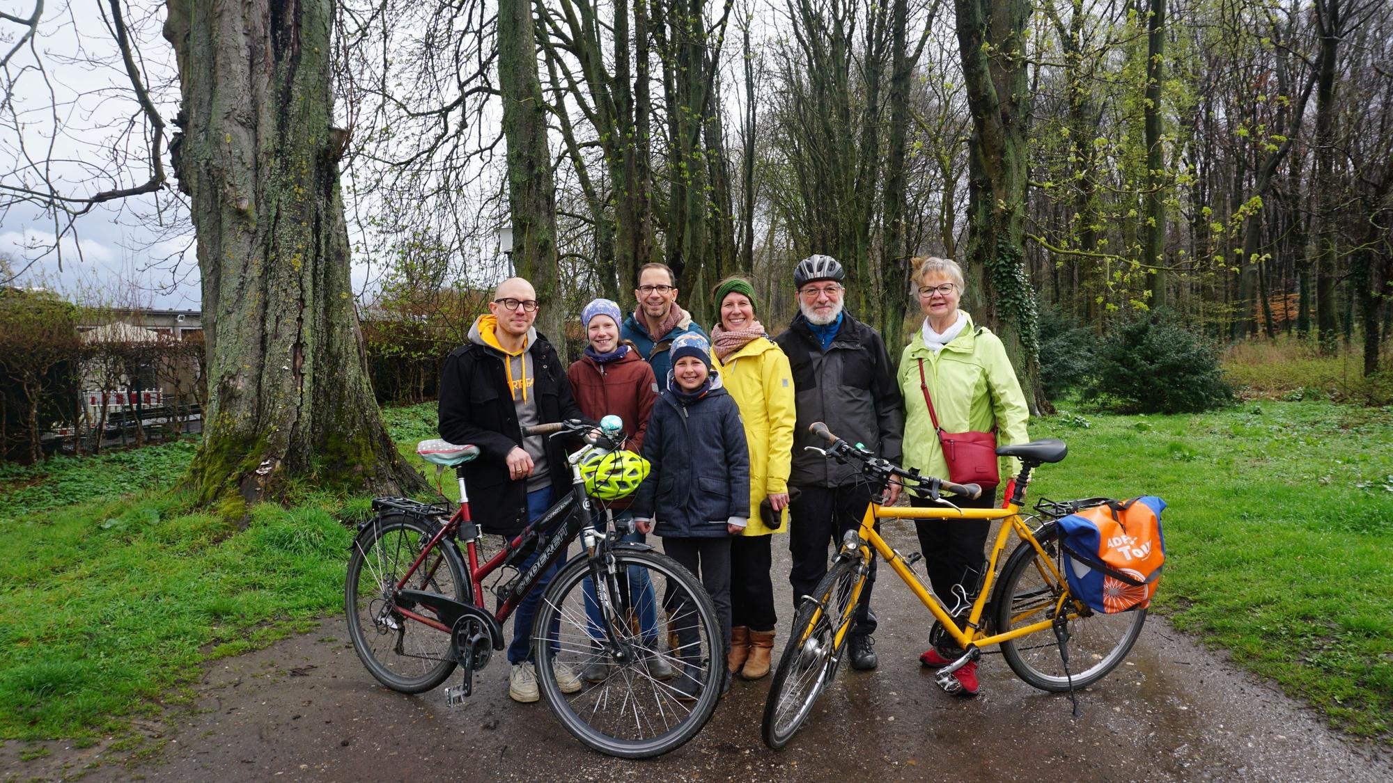 Markus Odenbach, Paula, Sven, Lilli und Anna Haaker, Bernd Weber-Aderhold und Annegret Neumann (v.l.nr.) organisieren eine Fahrraddemo in Brühl.