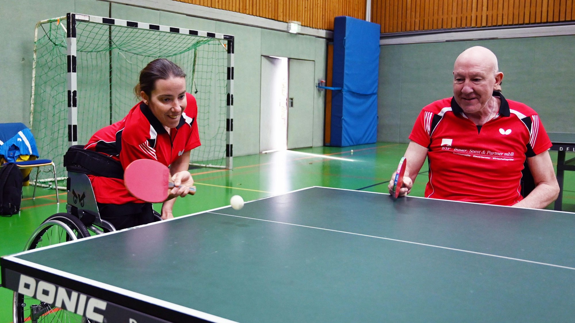 Spielszene aus dem Rollstuhl-Tischtennis