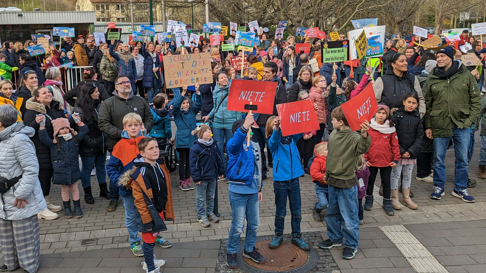 Demonstrierende Eltern und Kinder vor Hürther Gymnasium.