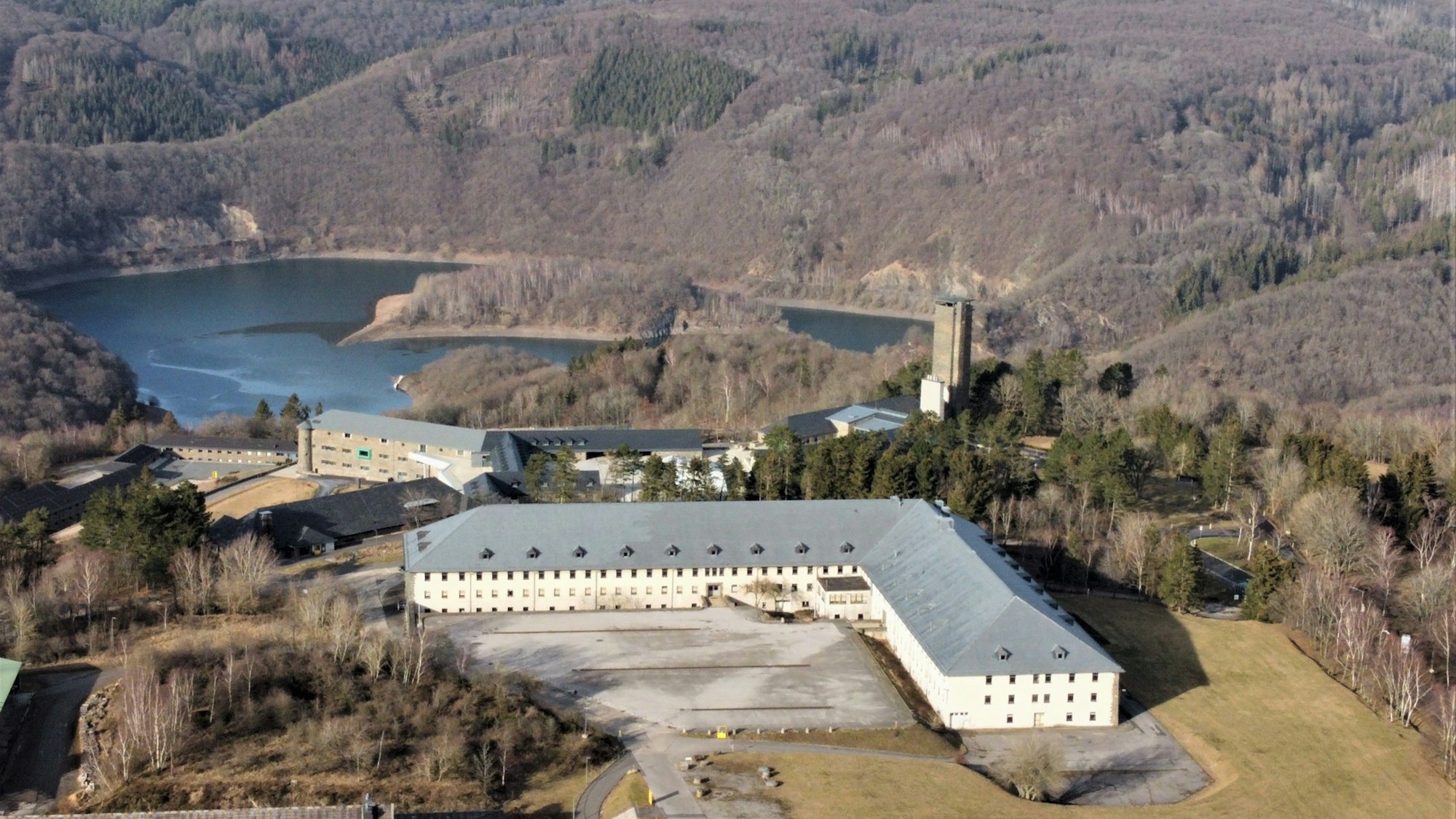 Vogelperspektive auf die ehemalige Kaserne in Vogelsang