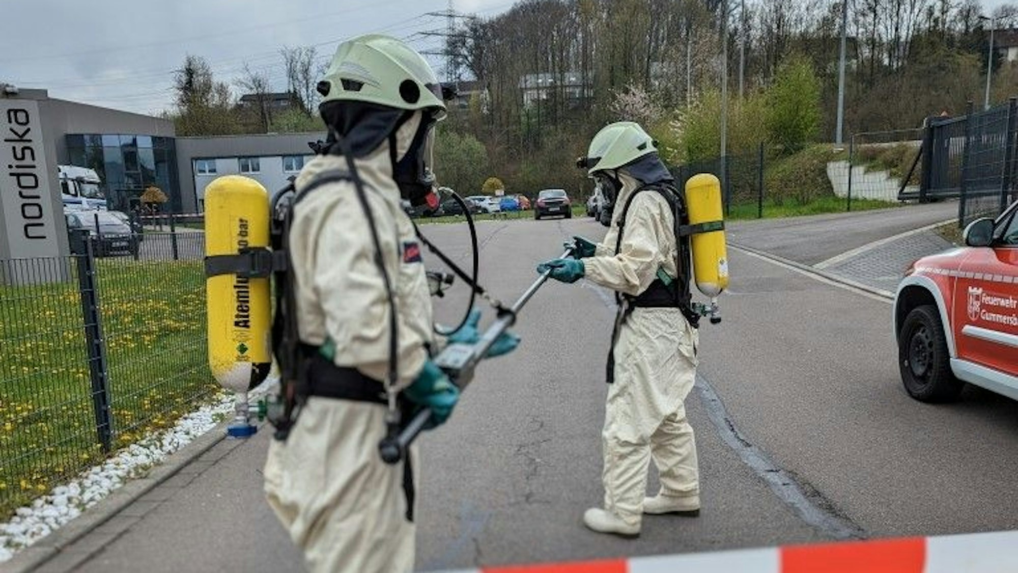Blick auf zwei Feuerwehrleute in Schutzkleidung