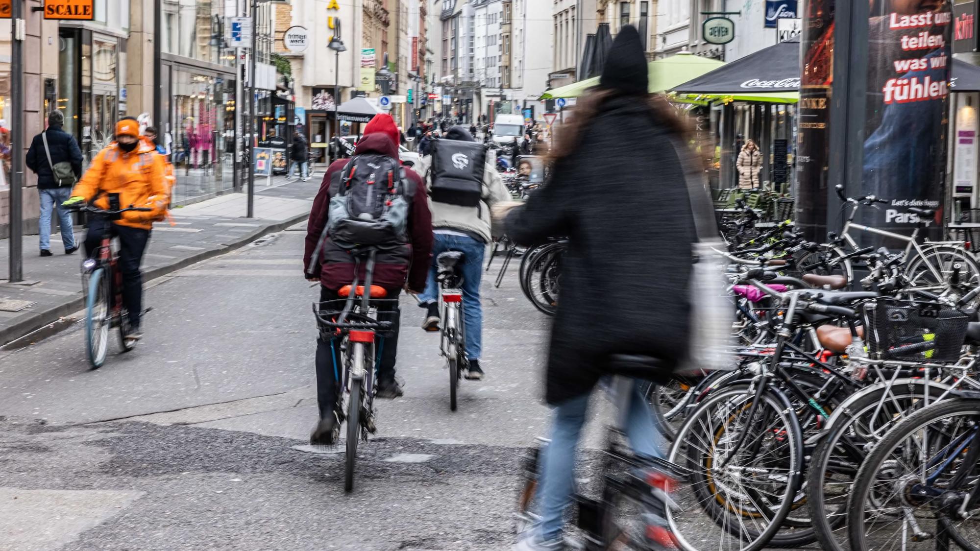 Radfahrer auf der Ehrenstraße in Köln.