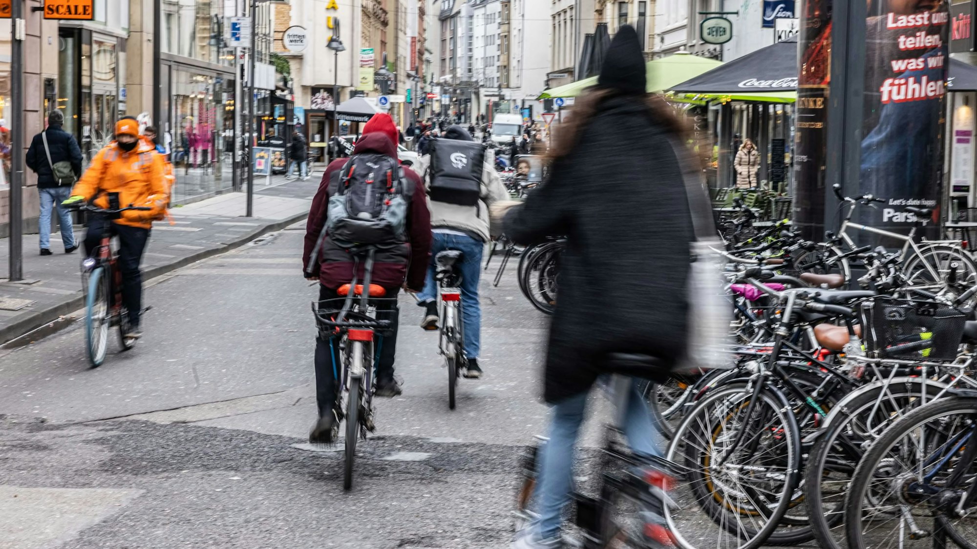 Radfahrer auf der Ehrenstraße in Köln.