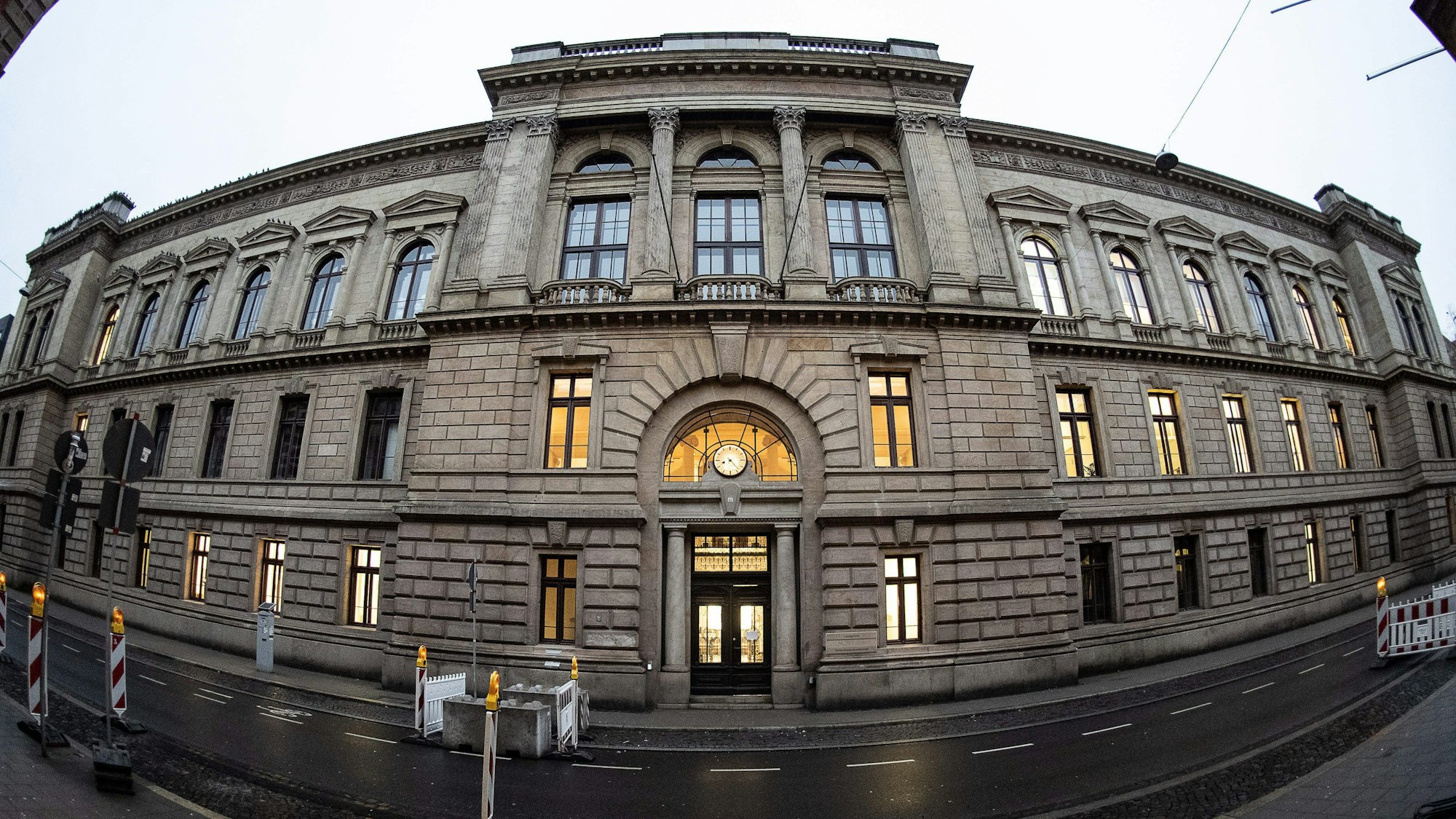Außenaufnahme vom Landgericht Braunschweig.Dort droht zwei Frauen ein Prozess, die einem vermeintlichen Auftragskiller 17.000 Euro für die Tötung des Ex-Freundes der Jüngeren bezahlt haben sollen.