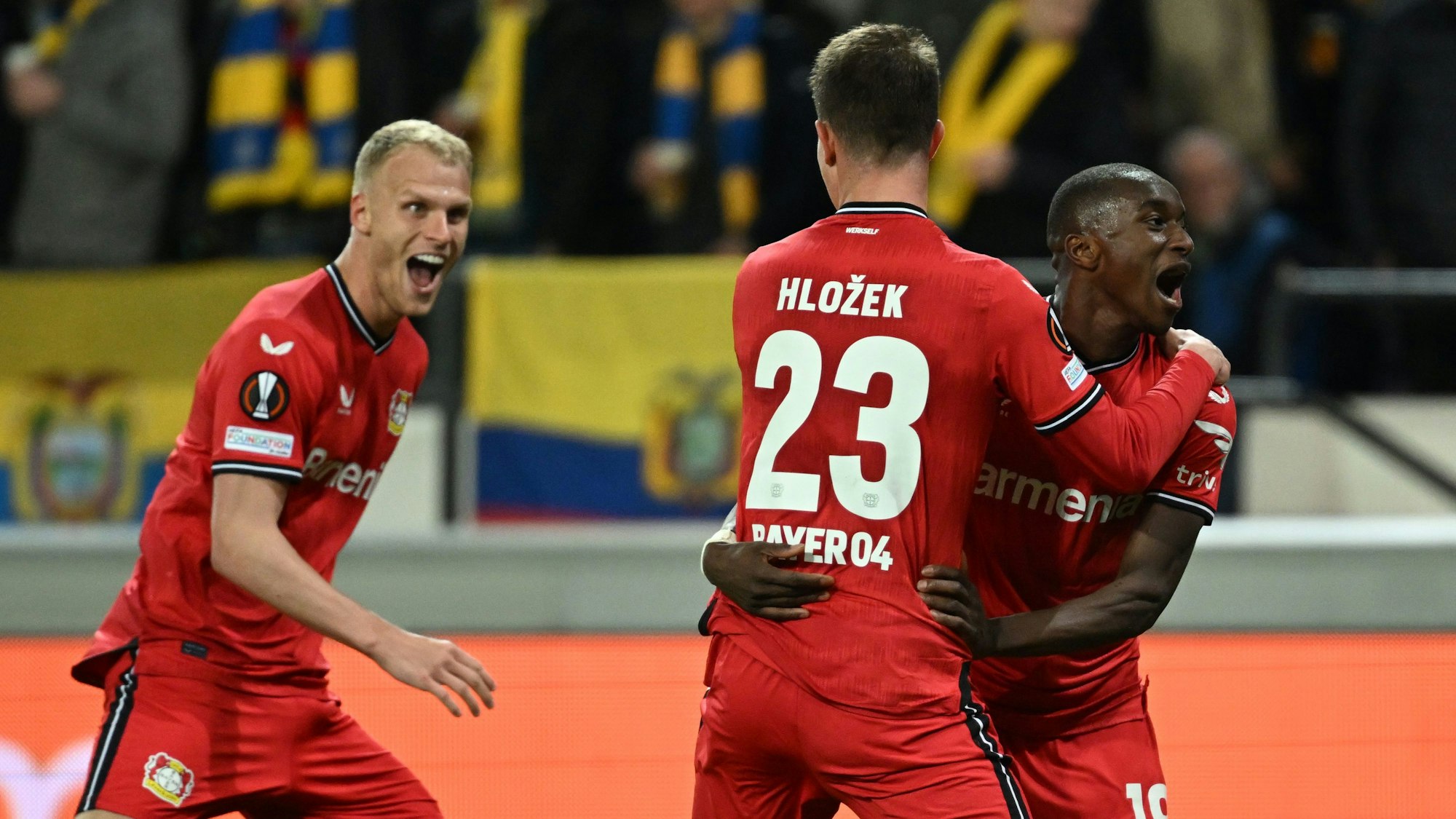 Adam Hlozek, Moussa Diaby und Mitchel Bakker jubeln über das 1:4.