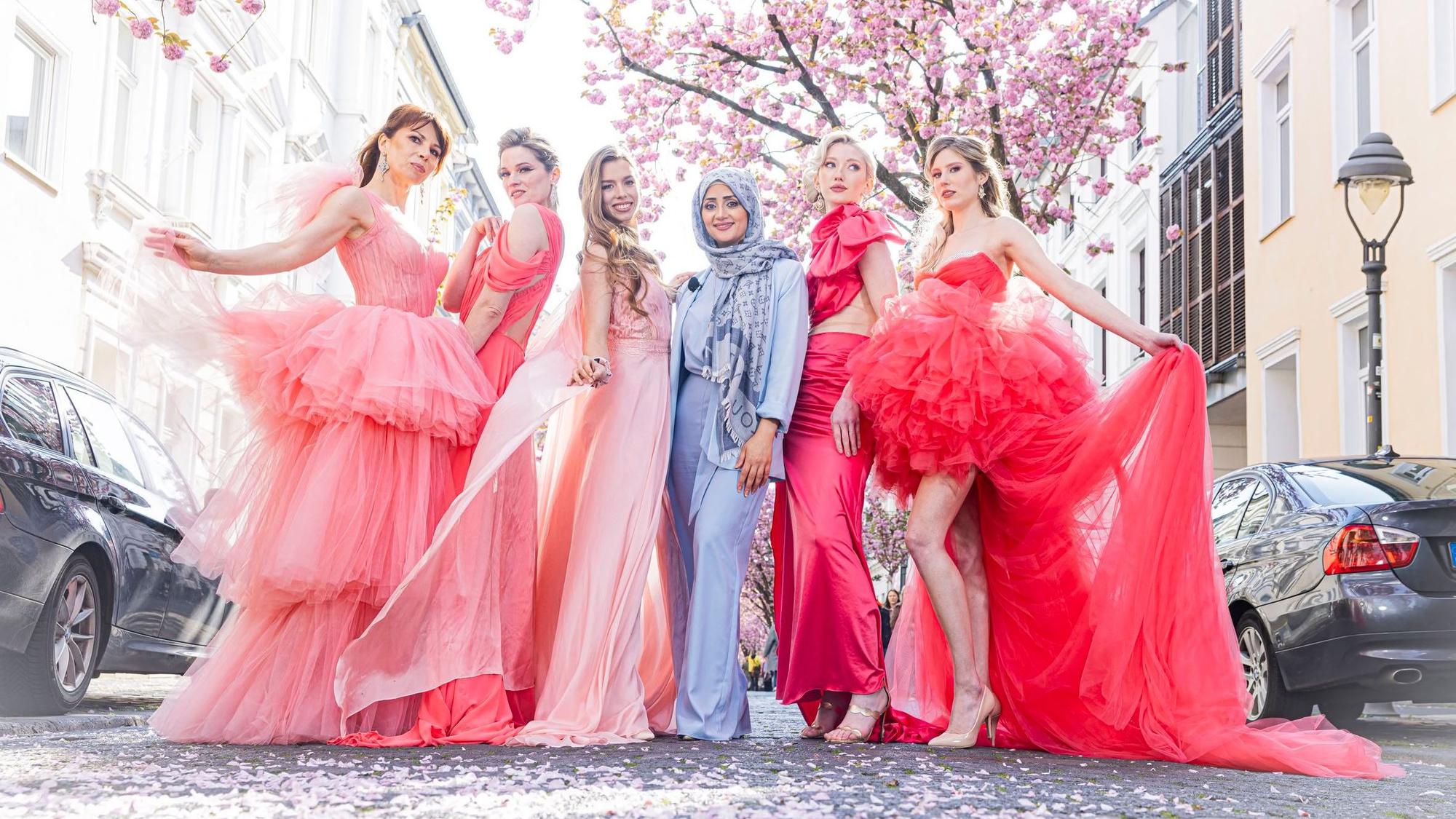 Models posieren für die neue Kollektion von Fatima Halwani.