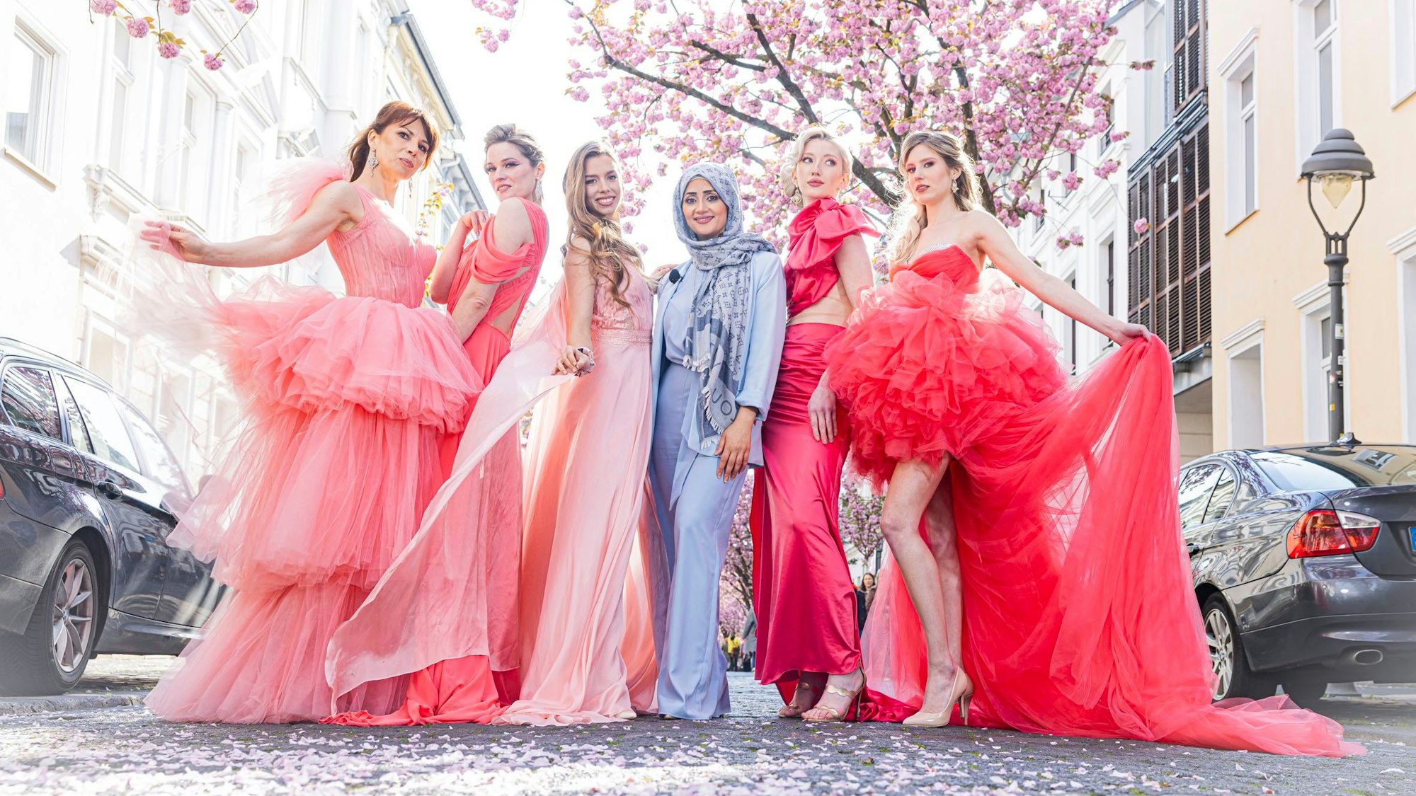 Models posieren für die neue Kollektion von Fatima Halwani.