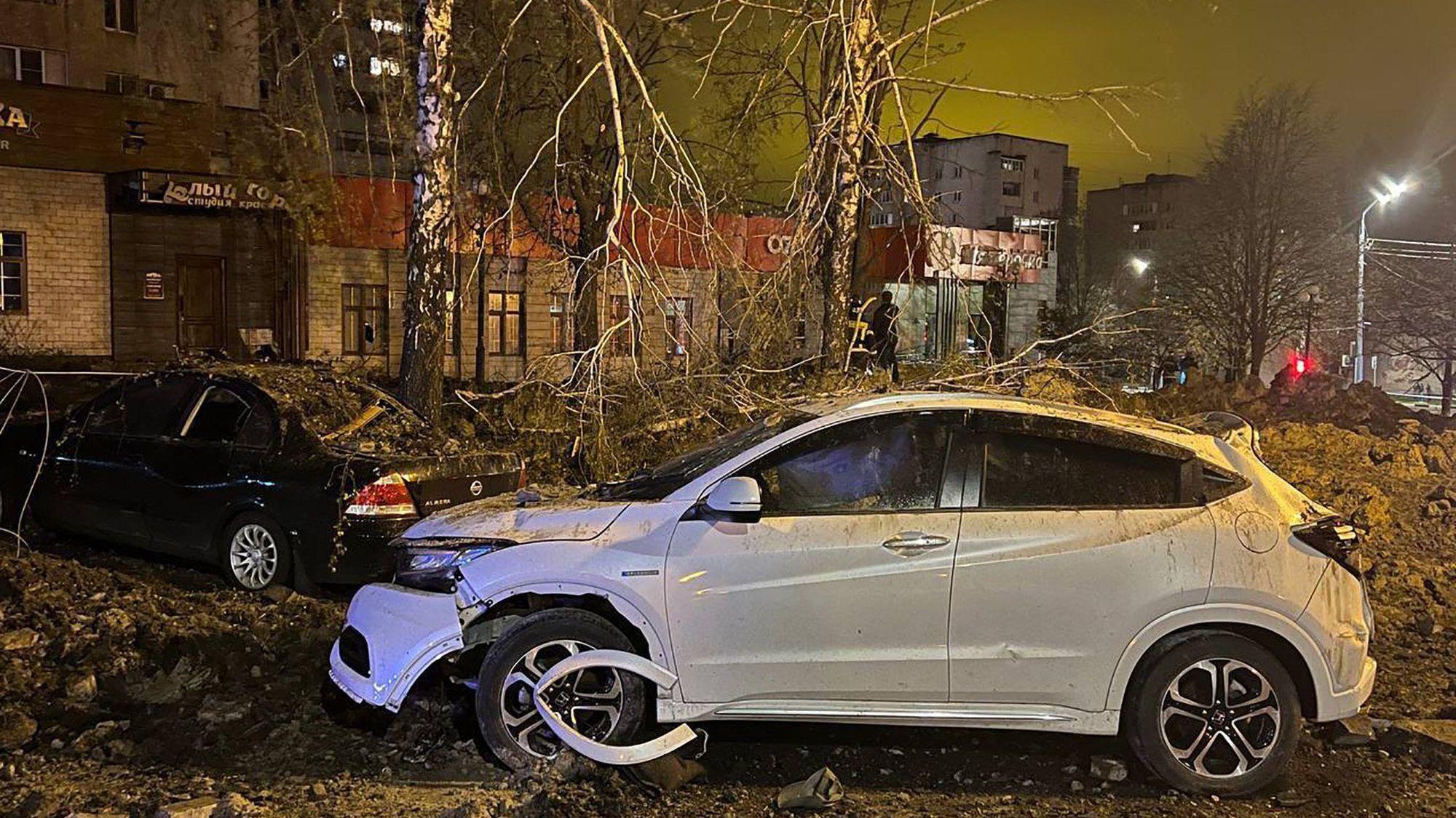 Dieses am 20. April 2023 auf dem offiziellen Telegramm-Account von Wjatscheslaw Gladkow, Gouverneur der Region Belgorod, gepostete Bild zeigt die Schäden nach einer Explosion in der Stadt. - Die russischen Behörden meldeten am 20. April 2023 eine Explosion in der Stadt Belgorod nahe der Grenze zur Ukraine, die einen großen Krater im Stadtzentrum hinterließ.
