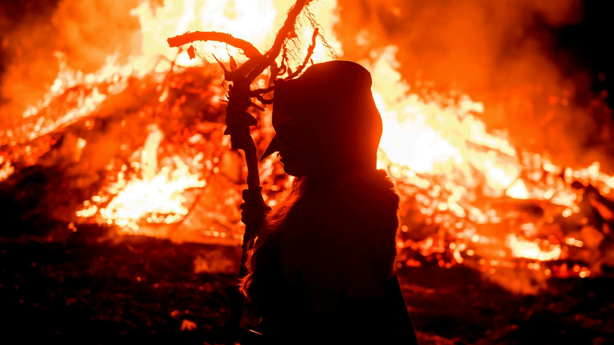 Eine „Hexe“ vor einem Feuer auf der Burg Satzvey.