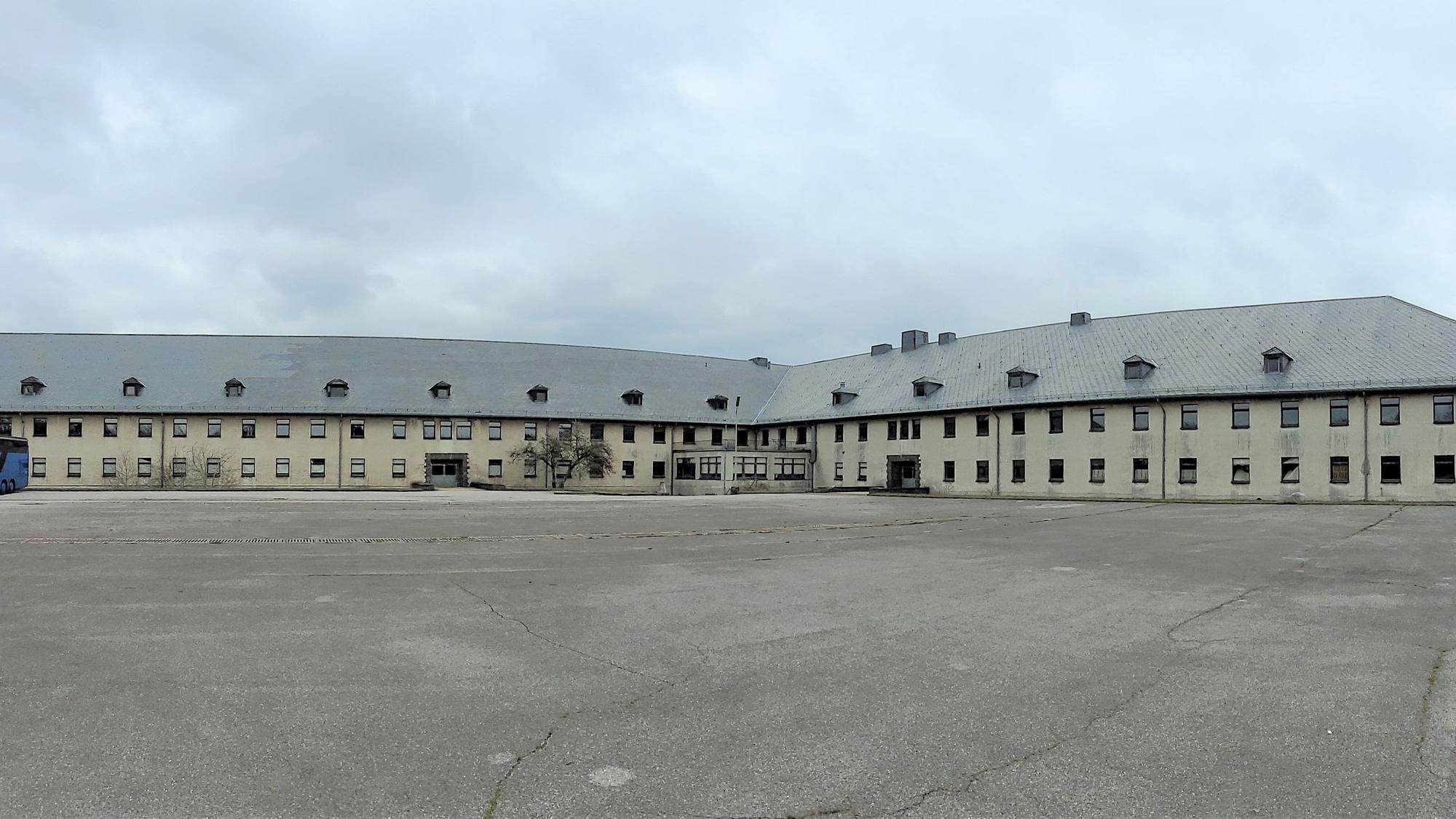 Das Bild zeigt den L-förmigen Gebäudekomplex Van Dooren.