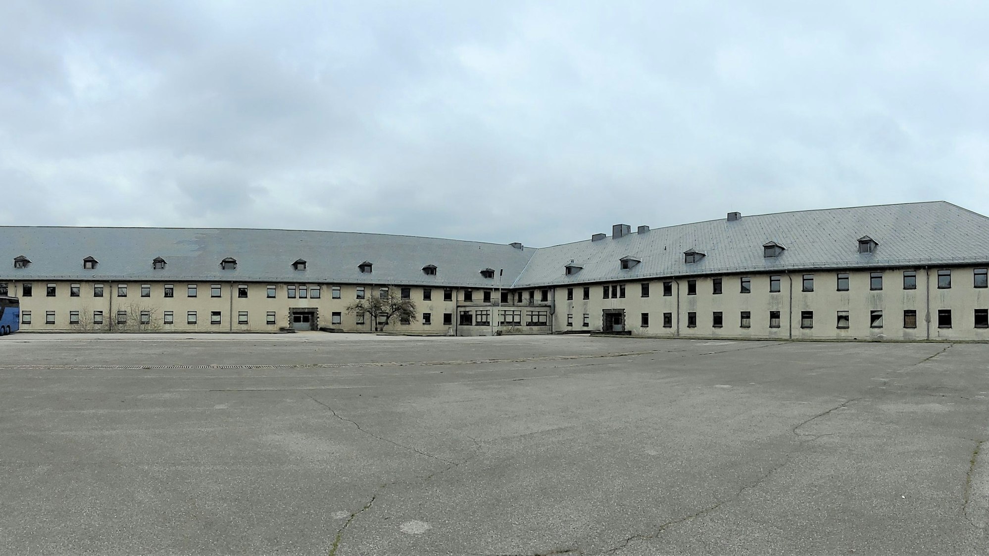 Das Bild zeigt den L-förmigen Gebäudekomplex Van Dooren.