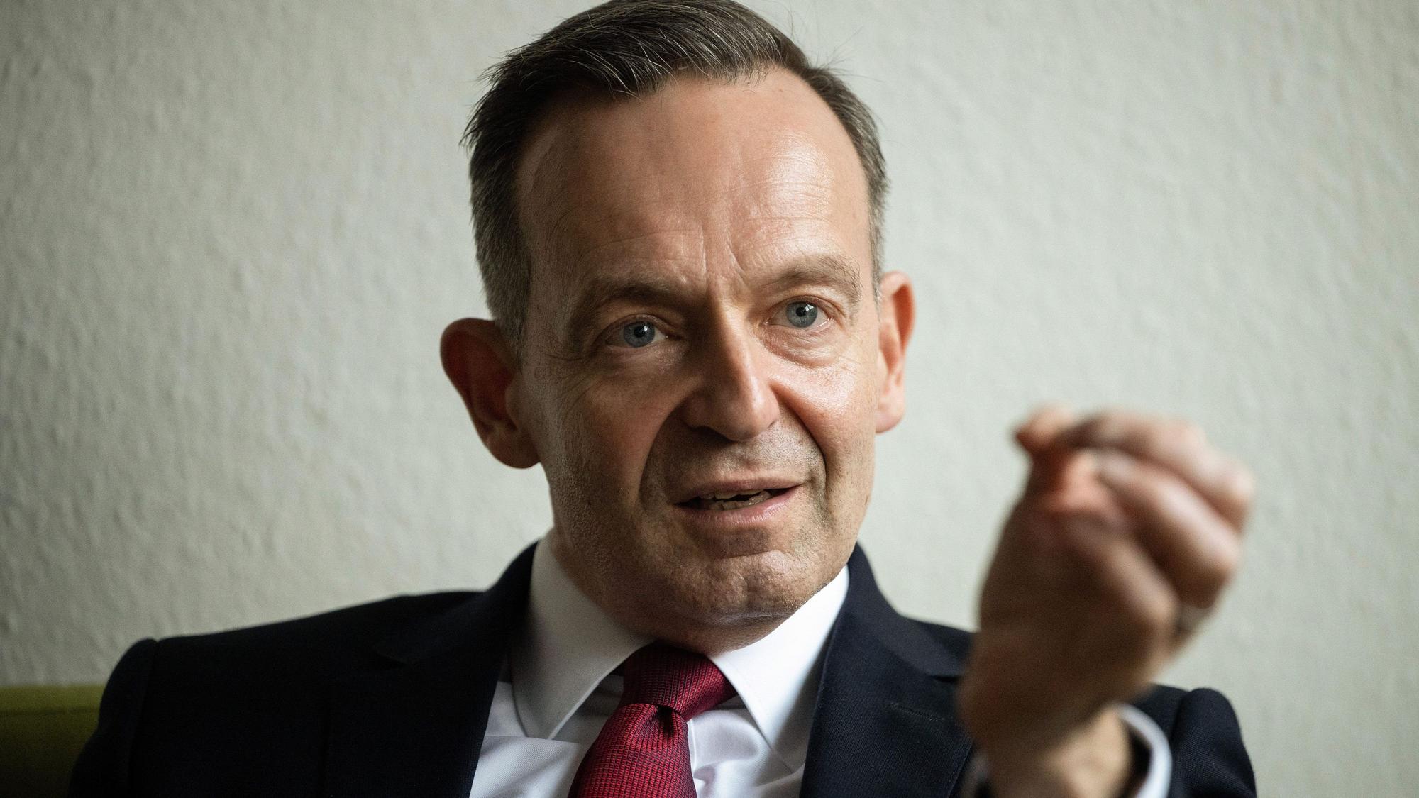 Volker Wissing (FDP), Bundesminister für Verkehr und Digitales, spricht während eines Interviews.