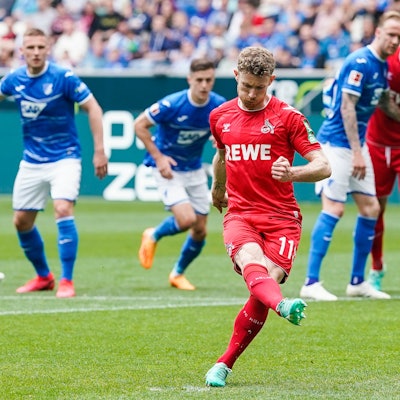 Florian Kainz erzielt vom Elfmeterpunkt das 1:0 für den 1. FC Köln.